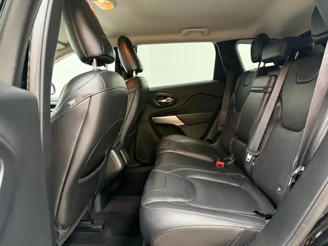 Jeep Cherokee view 14
