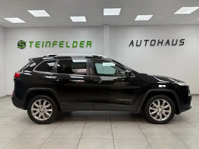 Jeep Cherokee view 4
