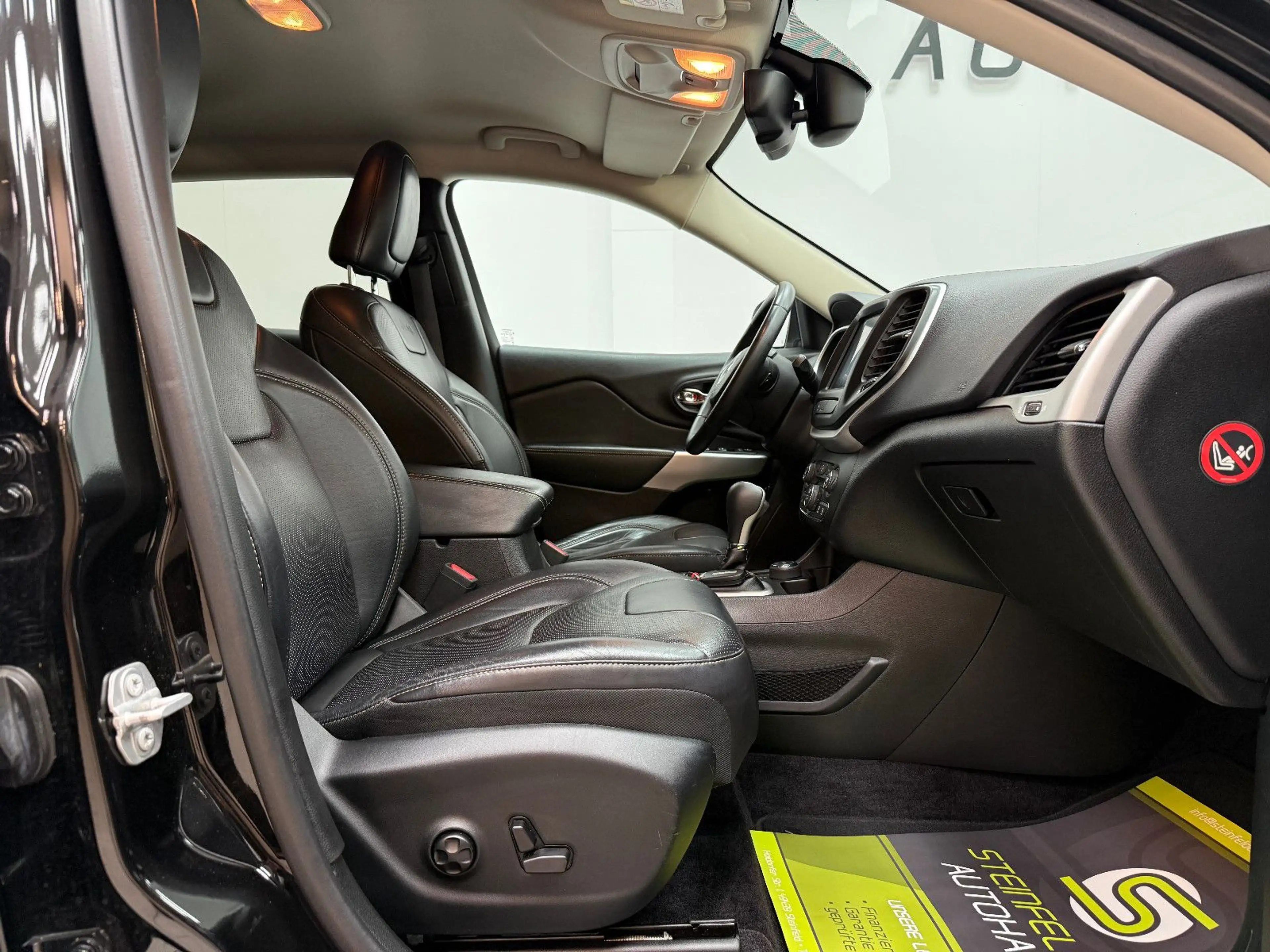 Jeep Cherokee Limited 4WD / NAVI / LEDER / BI-XENON — photo 12