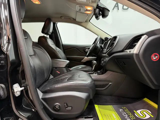 Jeep Cherokee view 12