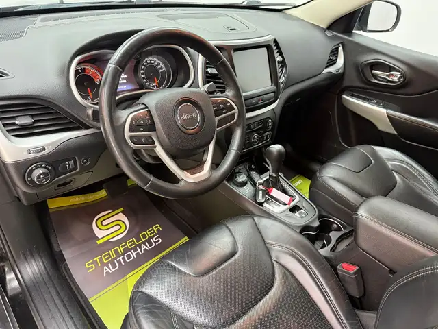 Jeep Cherokee view 9