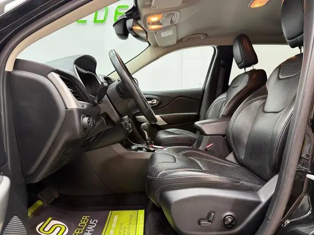 Jeep Cherokee view 11