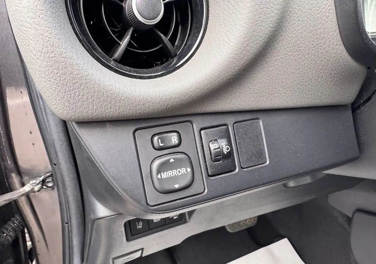 Toyota Yaris Yaris — photo 18