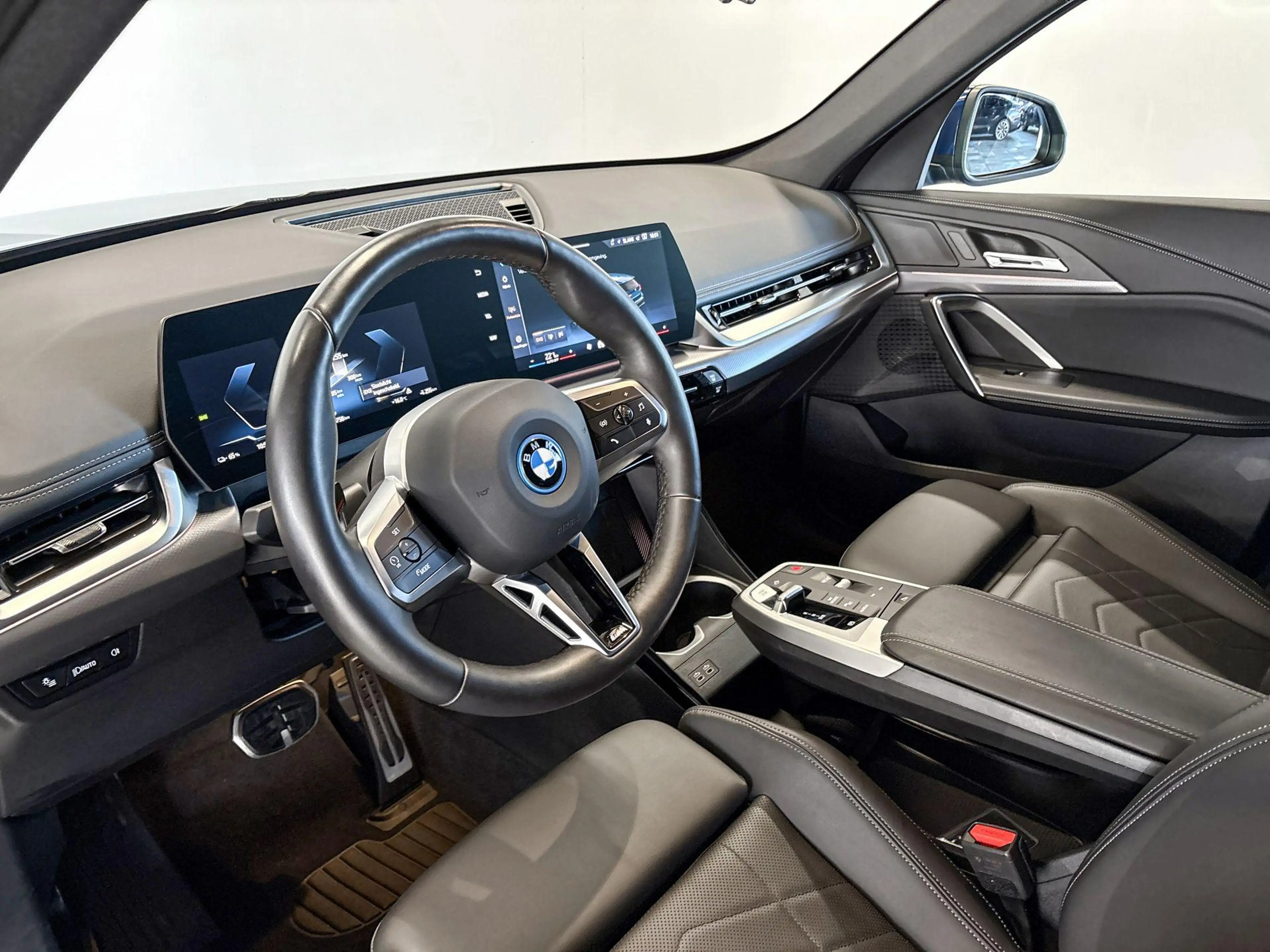BMW iX1 eDrive20 Premium Pack M Sport Edition — photo 10