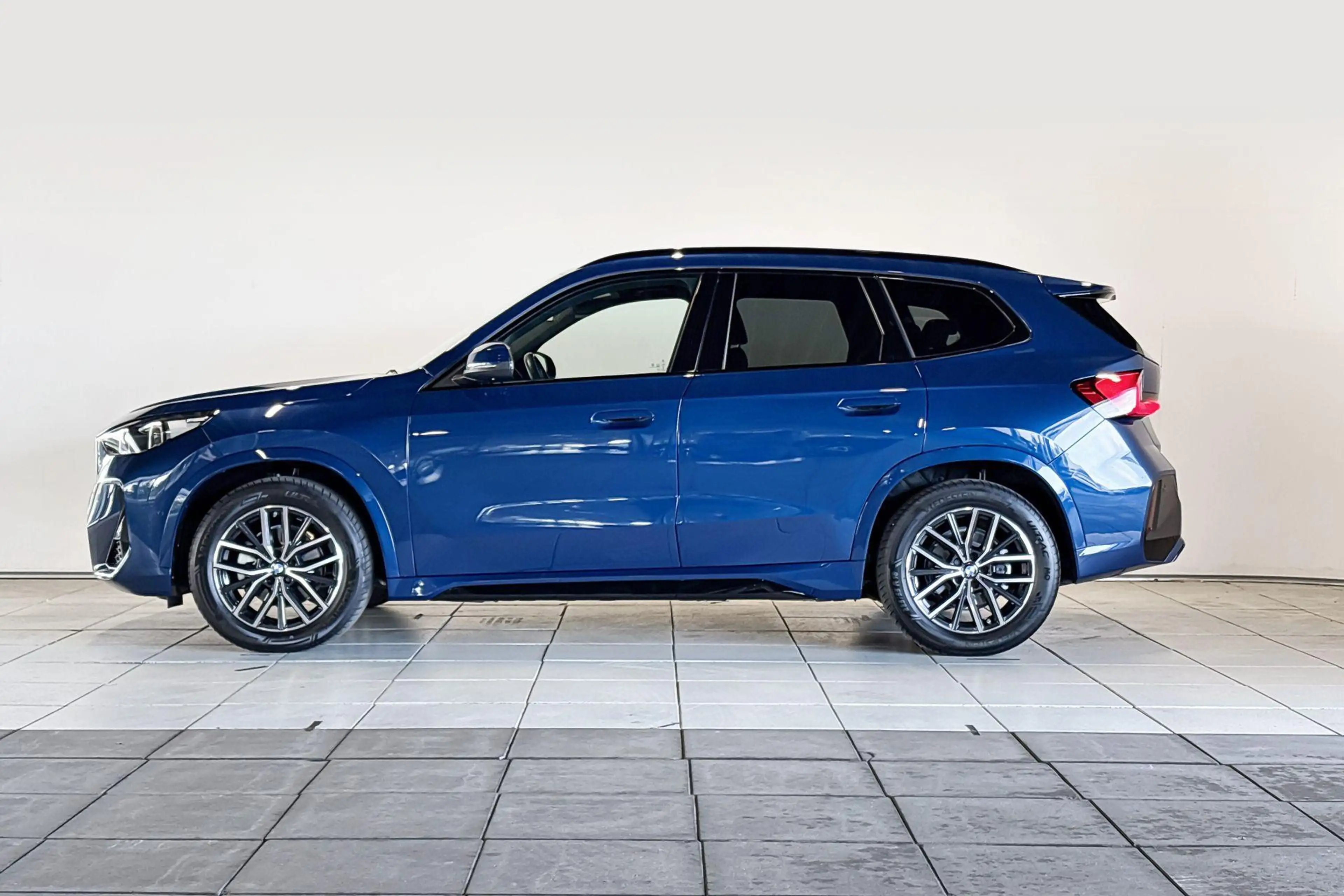 BMW iX1 eDrive20 Premium Pack M Sport Edition — photo 3