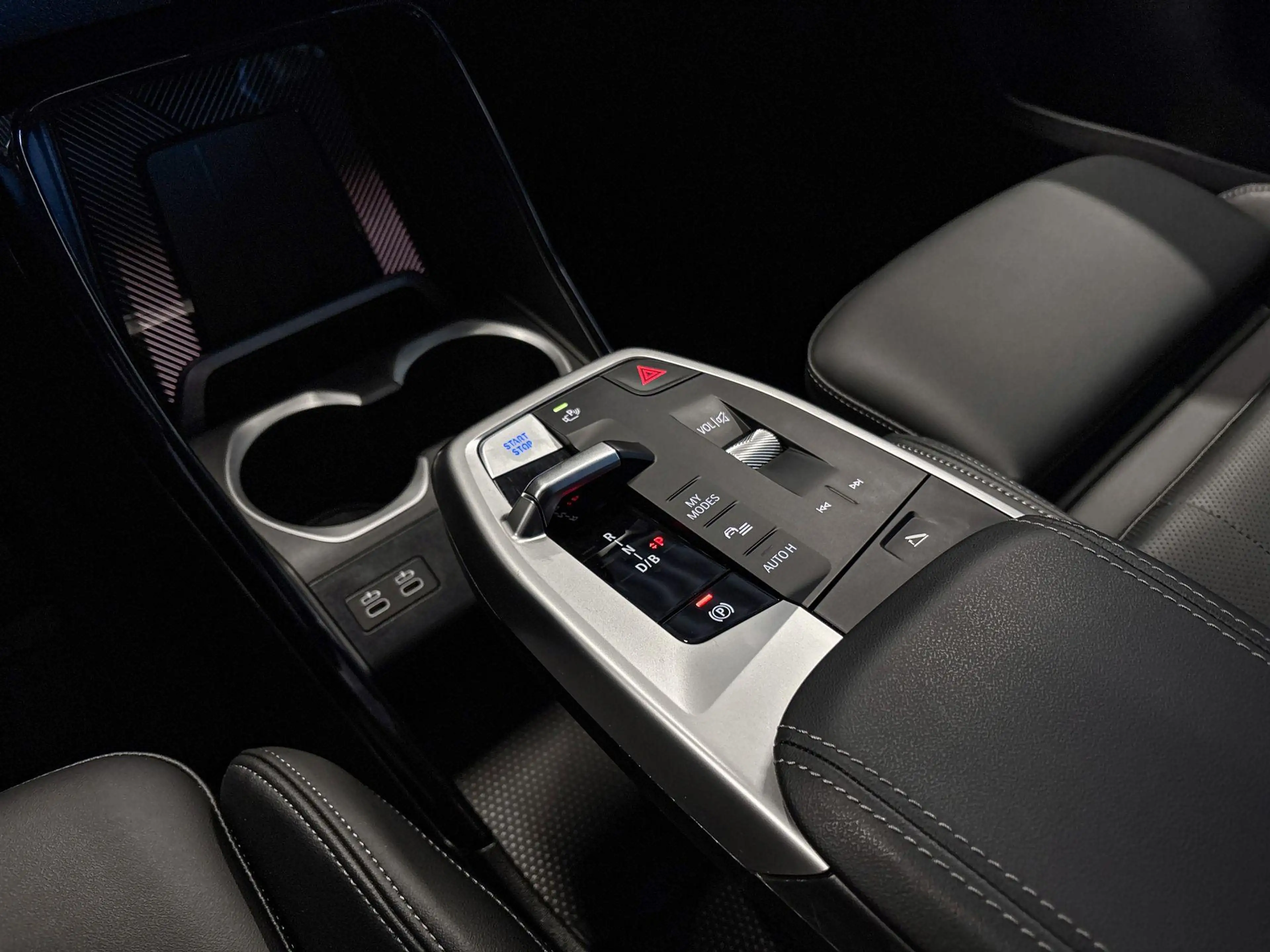 BMW iX1 eDrive20 Premium Pack M Sport Edition — photo 13