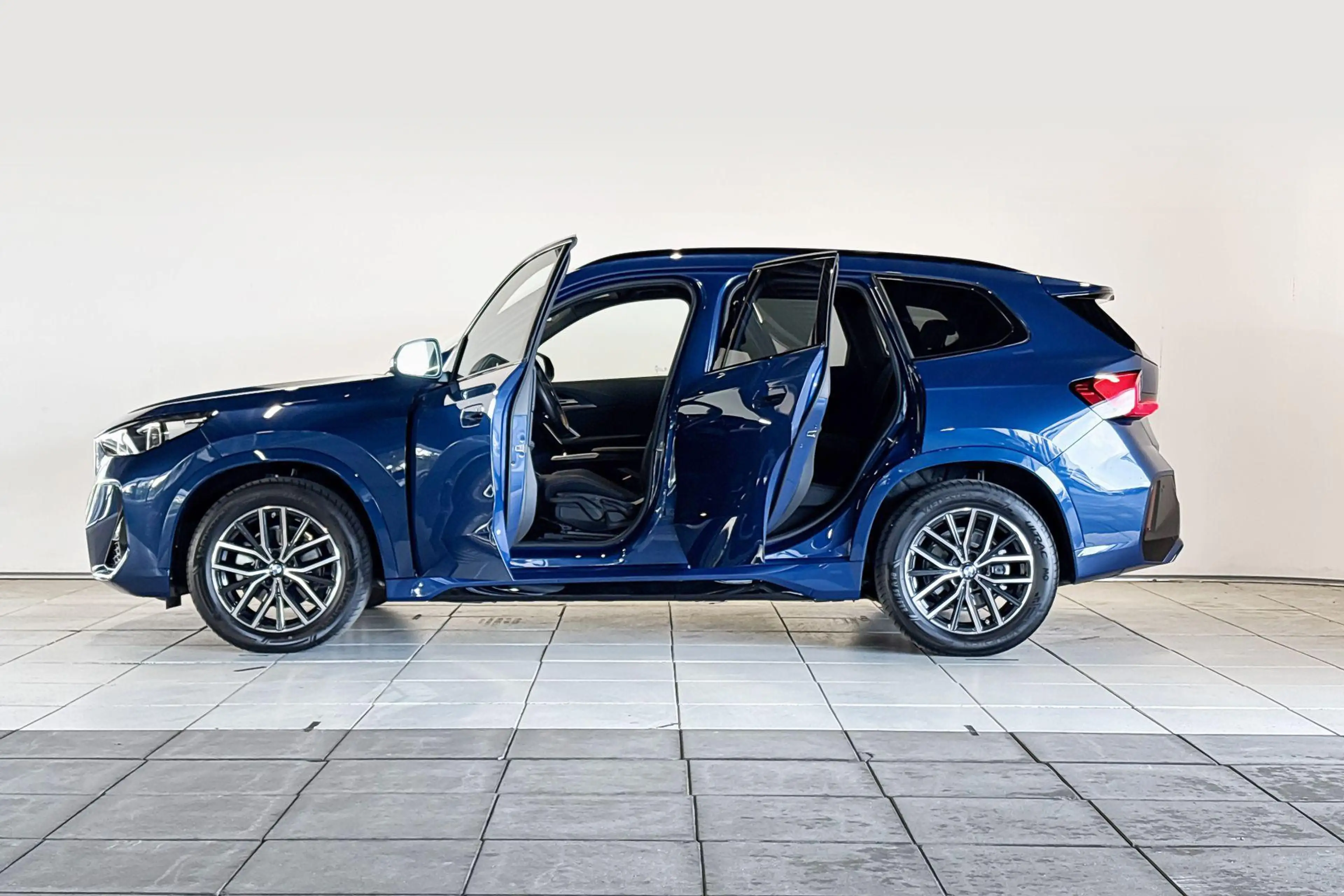 BMW iX1 eDrive20 Premium Pack M Sport Edition — photo 4