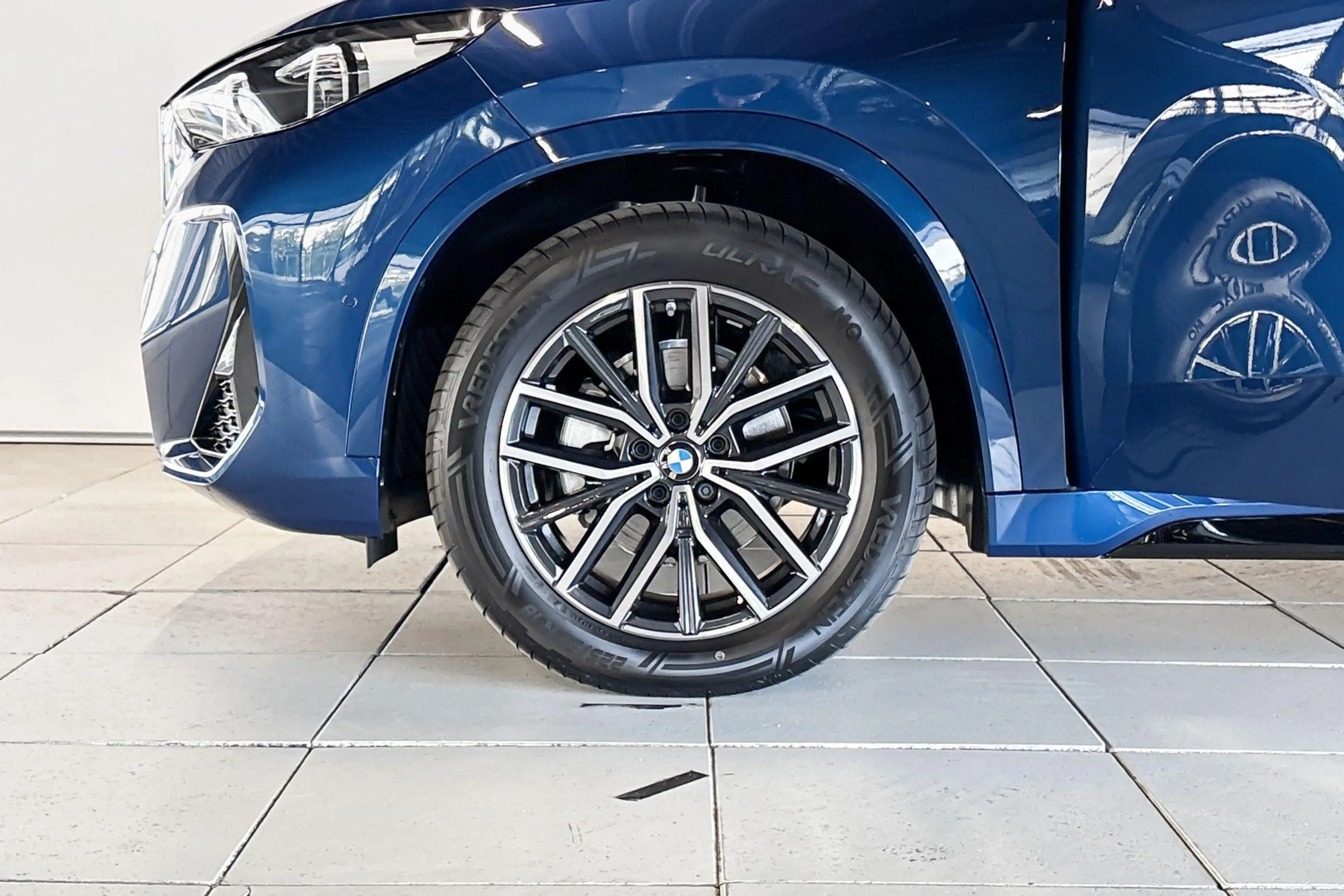 BMW iX1 eDrive20 Premium Pack M Sport Edition — photo 5