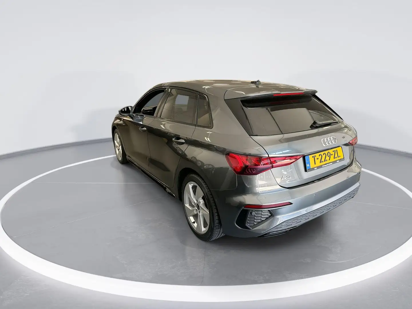 Audi A3 Sportback 30 Tfsi 110pk S-tronic S edition · Camer Grijs - 2