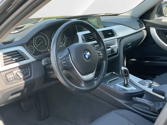 BMW 3 Series view 8