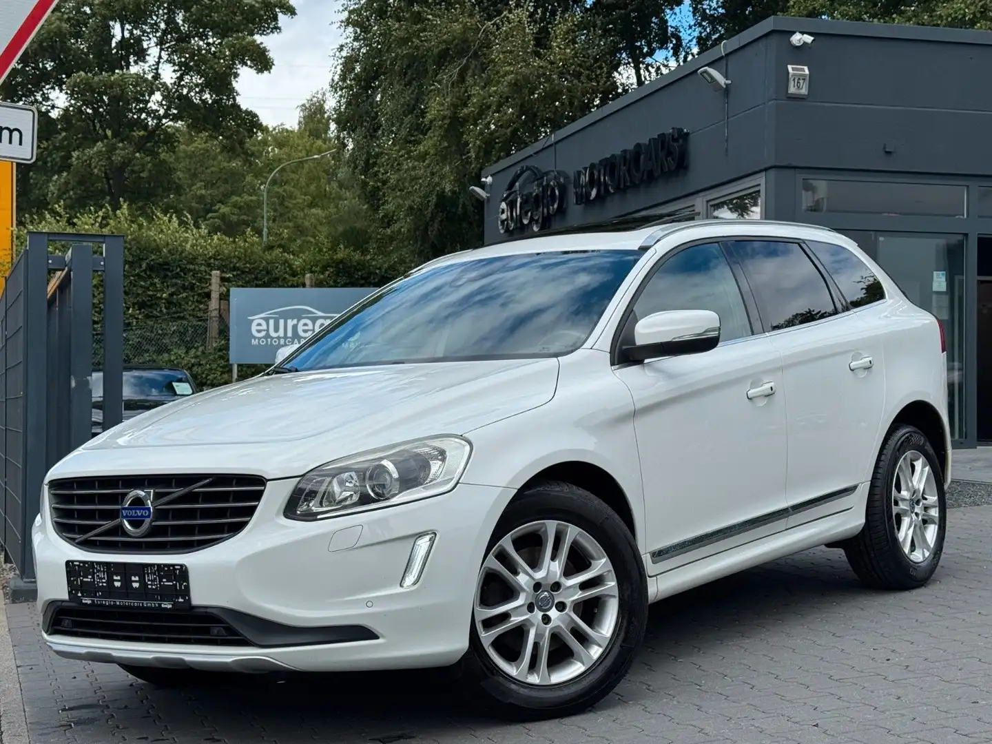 Volvo XC60 Summum Leder - Navi - Panoramadach /// Weiß - 1