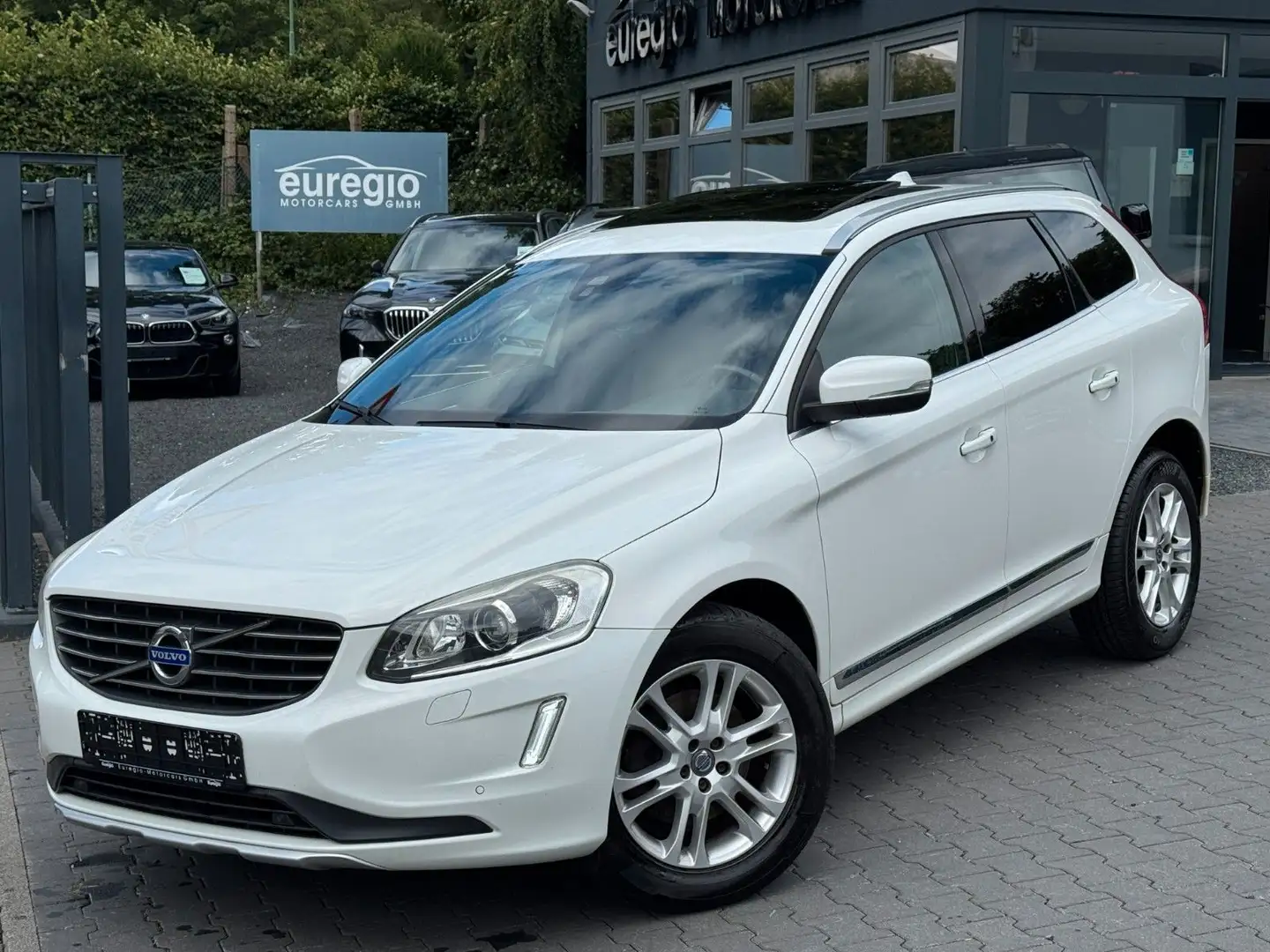 Volvo XC60 Summum Leder - Navi - Panoramadach /// Weiß - 2