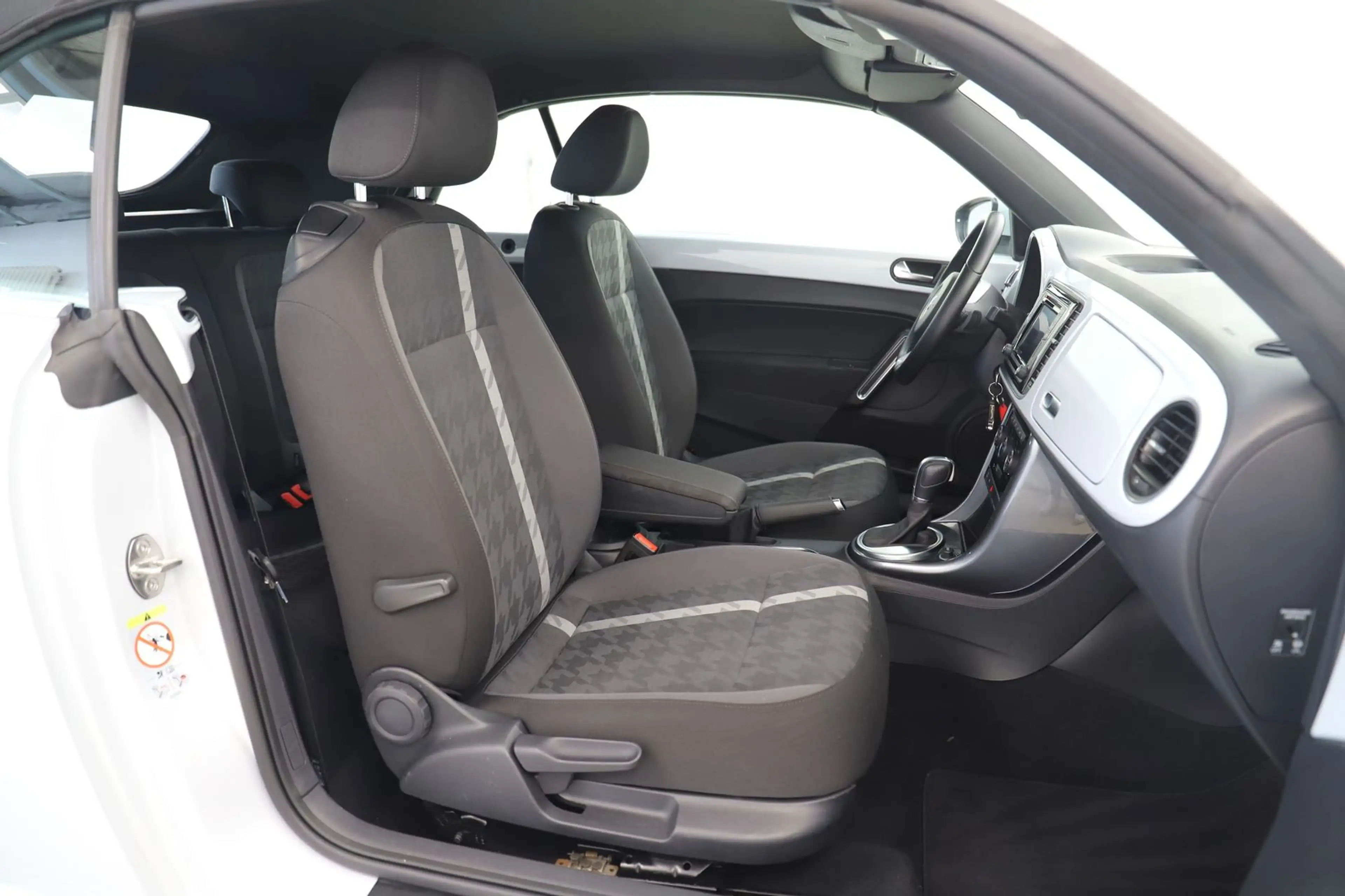 Volkswagen Beetle 1.2TSI 105PS DSG Design Navi RCAM 1Hand — photo 13