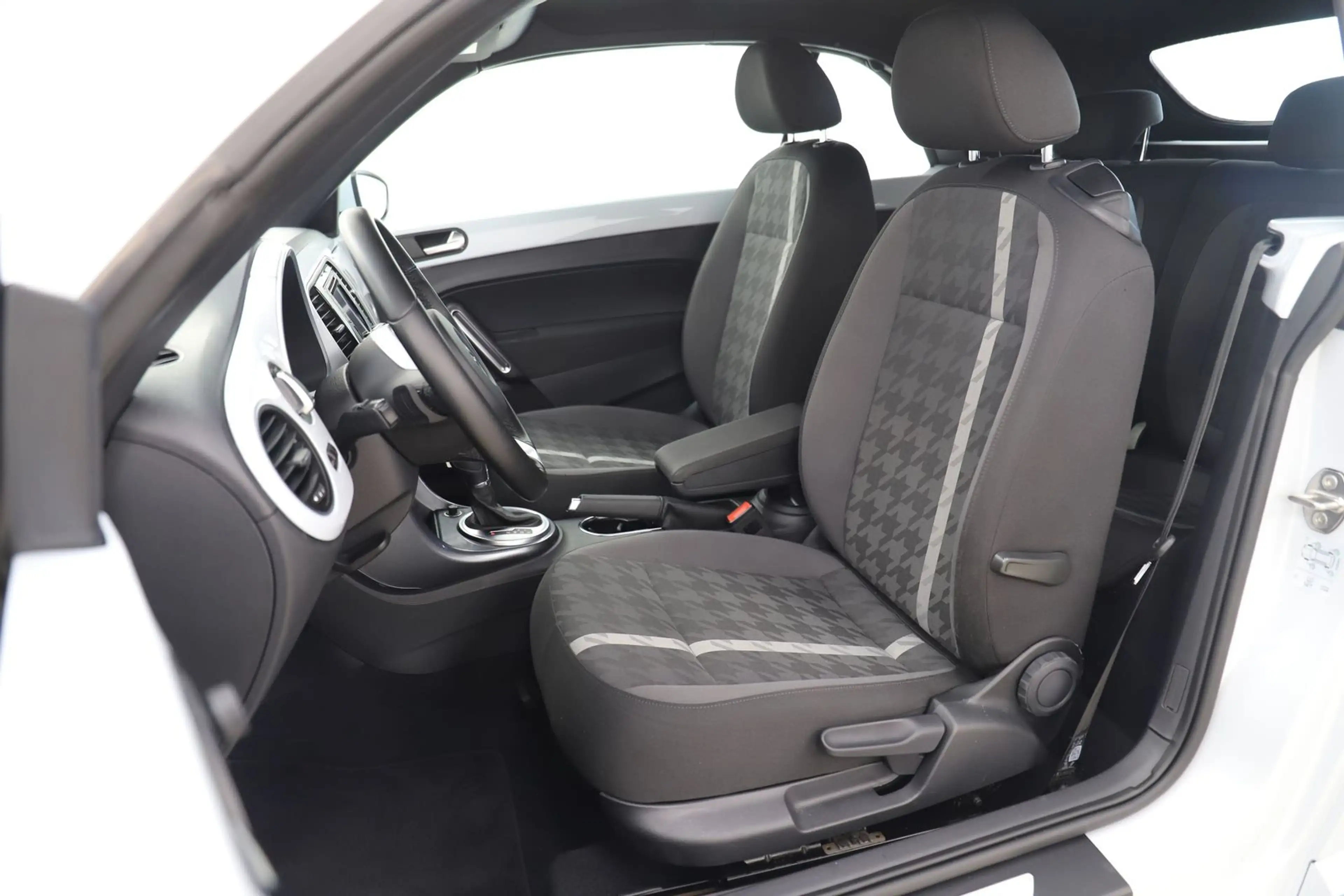 Volkswagen Beetle 1.2TSI 105PS DSG Design Navi RCAM 1Hand — photo 12