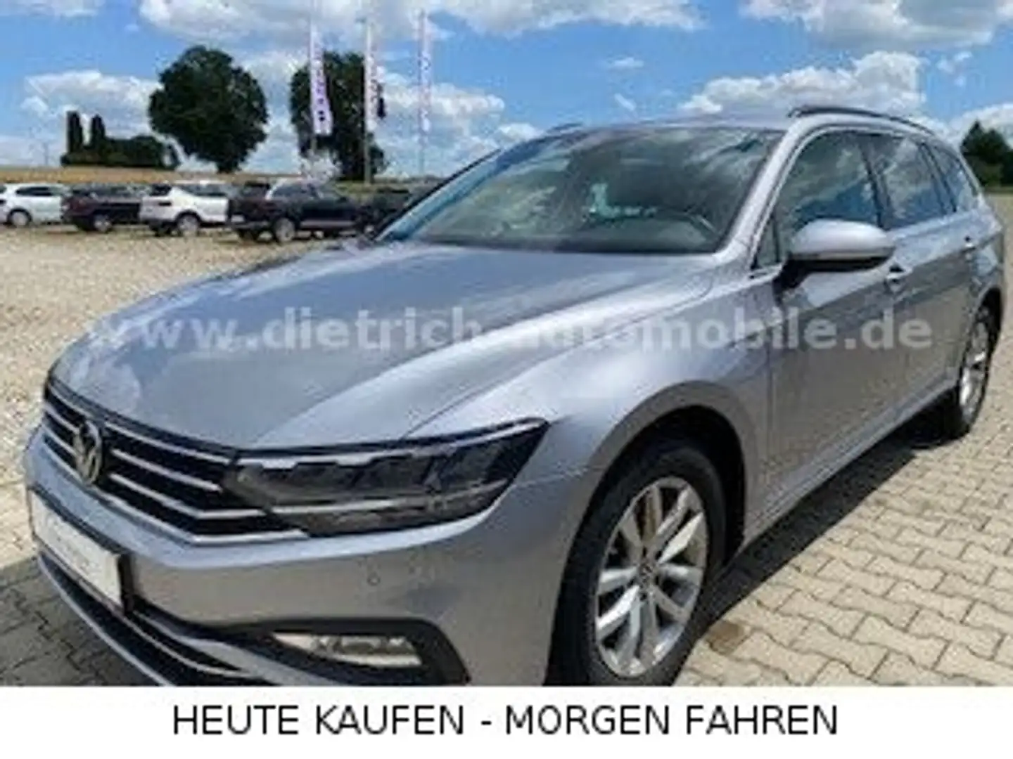 Volkswagen Passat Variant 1,5 TSi Business DSG AHK PDC SHZ Silber - 1