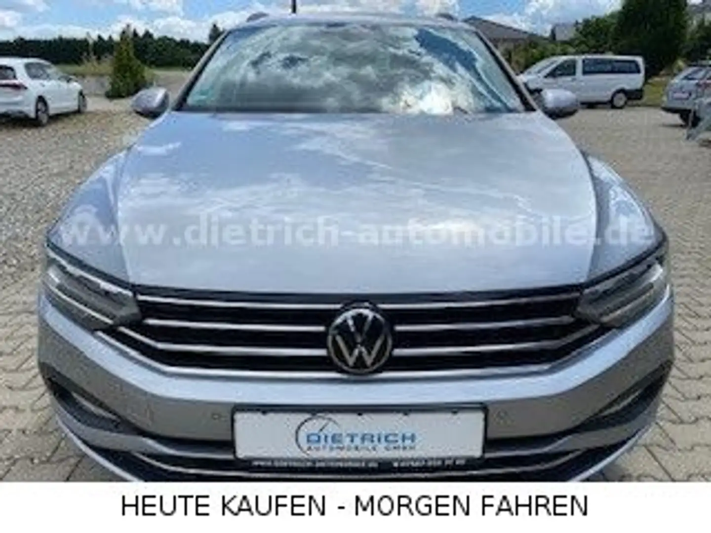 Volkswagen Passat Variant 1,5 TSi Business DSG AHK PDC SHZ Silber - 2