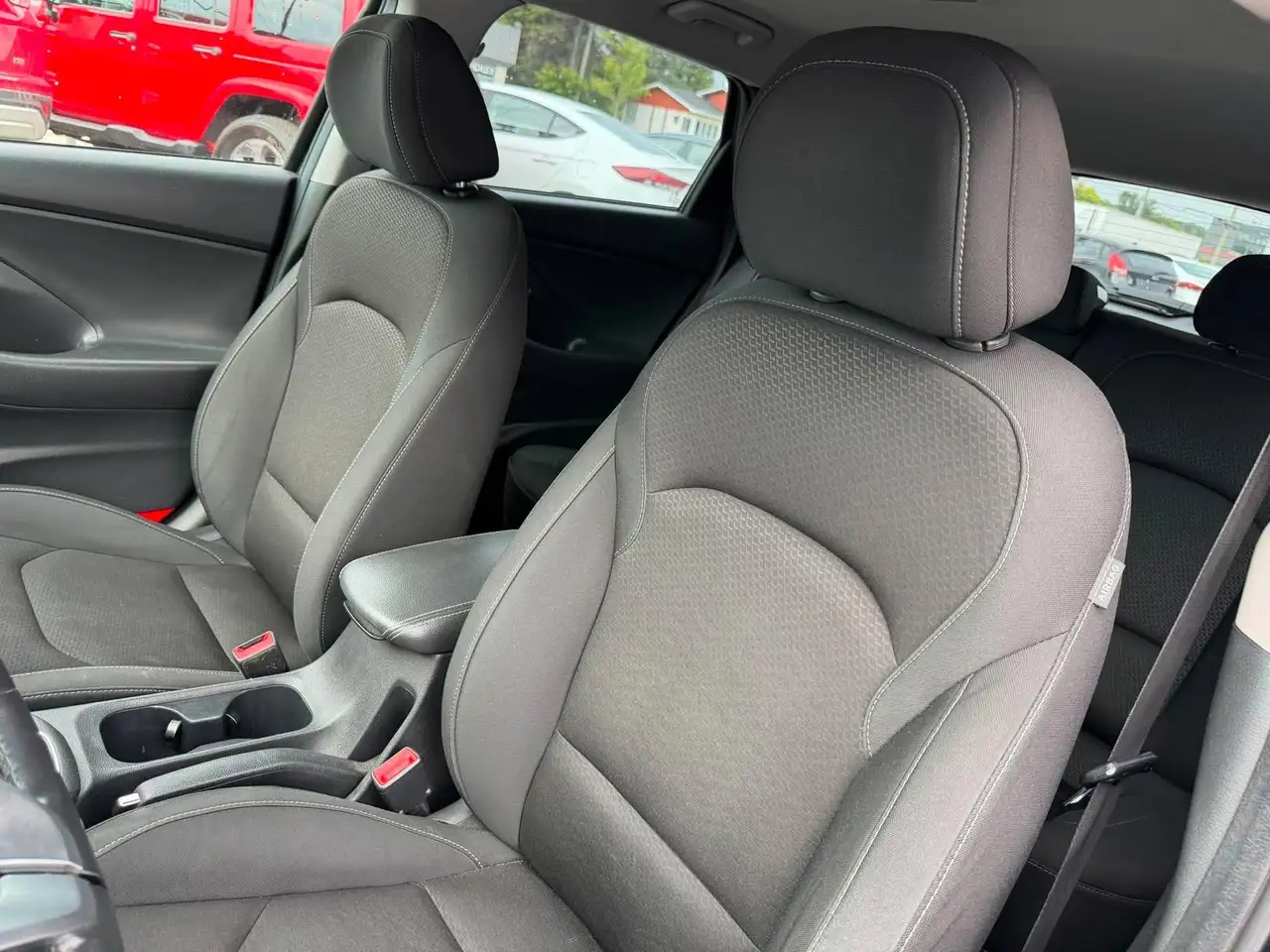 Hyundai ELANTRA photo Hyundai ELANTRA