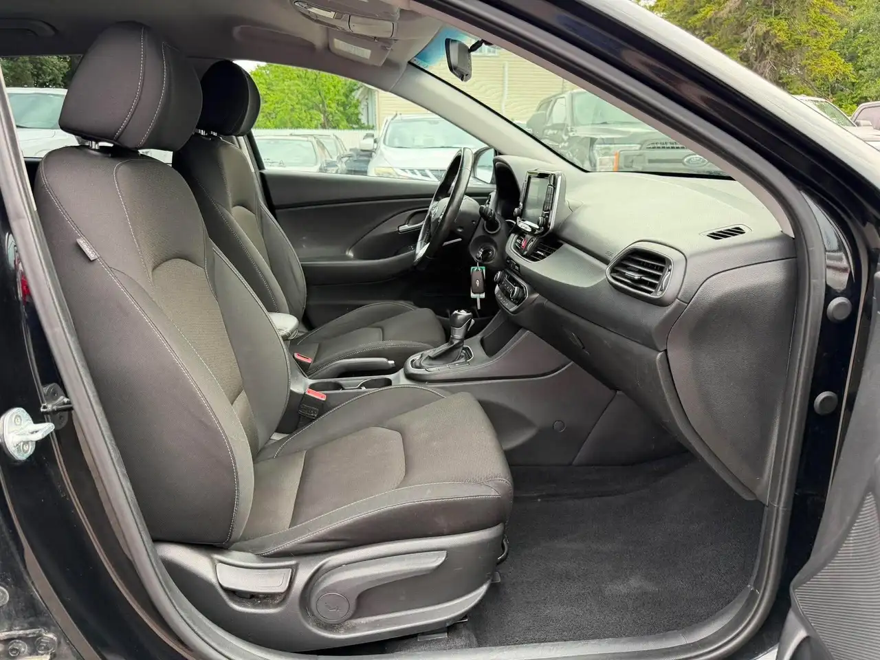 Hyundai ELANTRA photo Hyundai ELANTRA