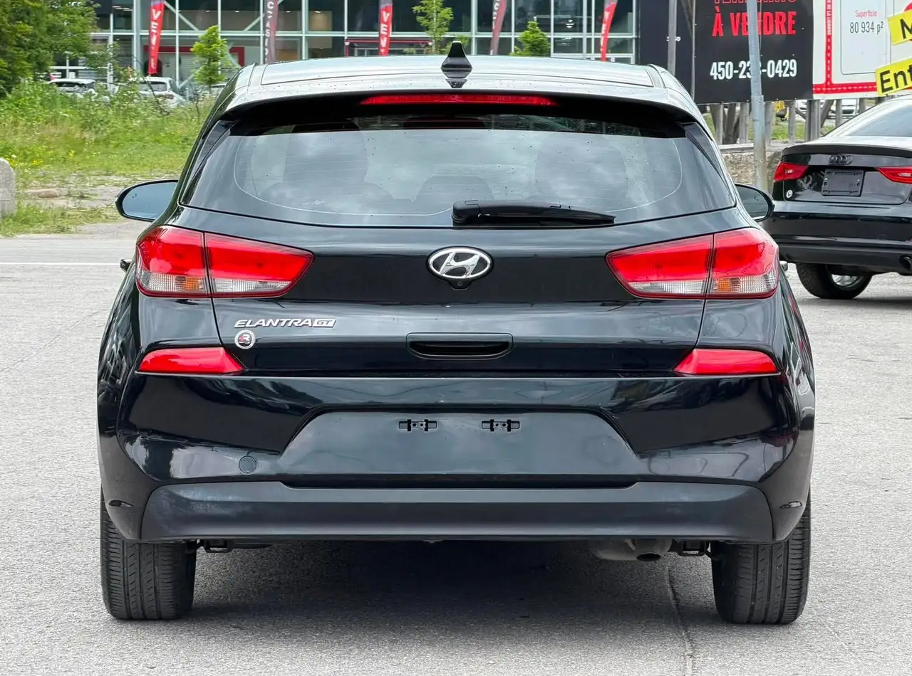 Hyundai ELANTRA photo Hyundai ELANTRA