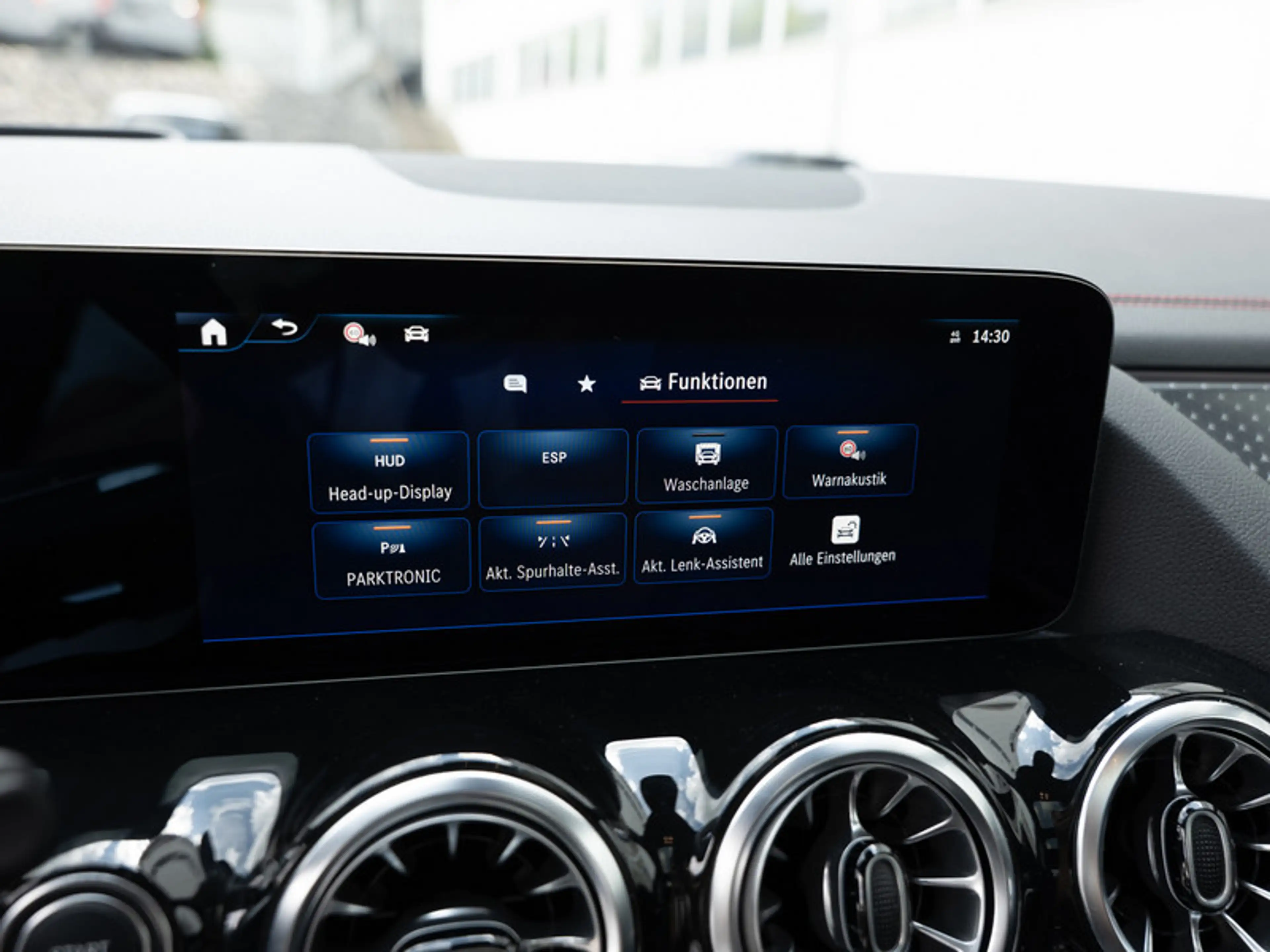 Mercedes-Benz EQA 350 4M AMG-Sport/Pano/Burm/AHK/Distr/Night — photo 14
