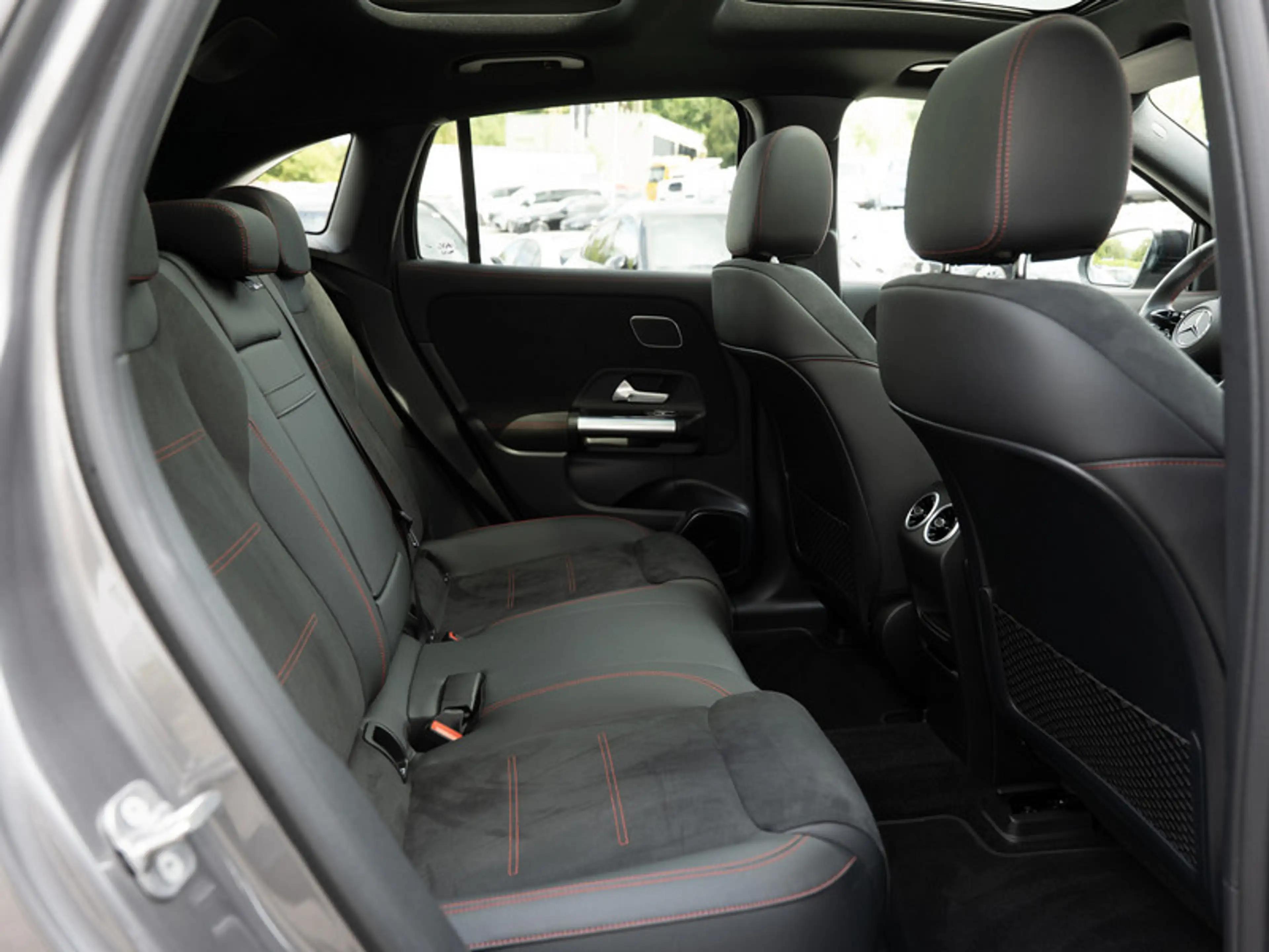 Mercedes-Benz EQA 350 4M AMG-Sport/Pano/Burm/AHK/Distr/Night — photo 5