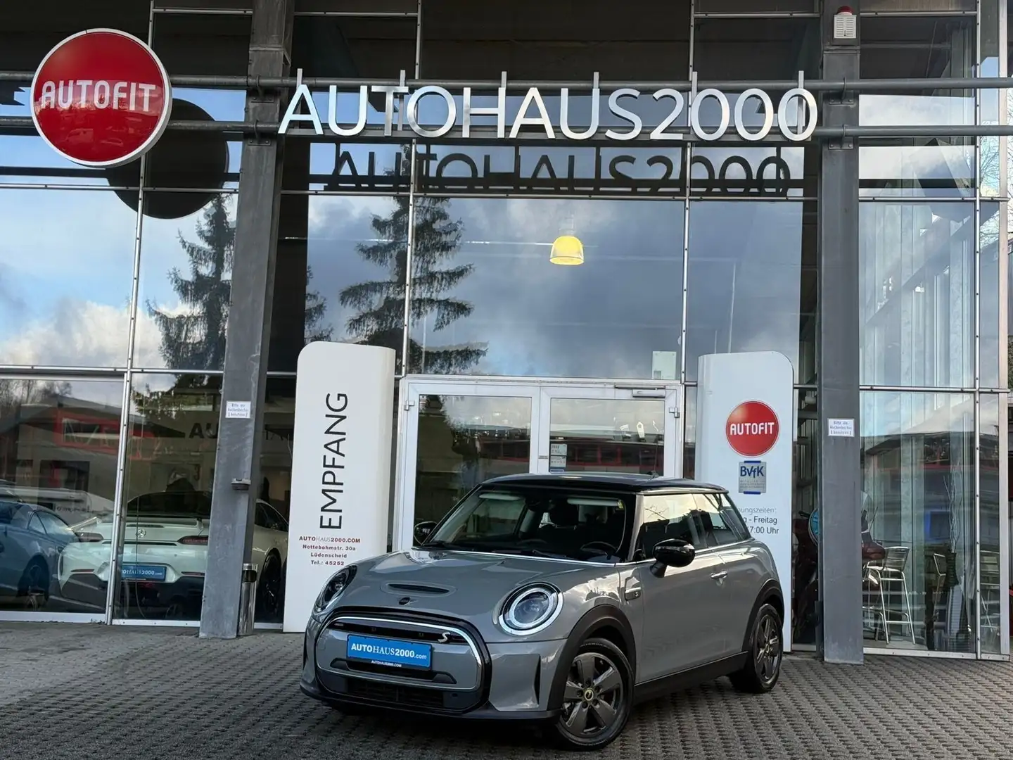 MINI Cooper SE 3-trg. Essential Trim/LED/NAVI/SHZ/RFK Grau - 1