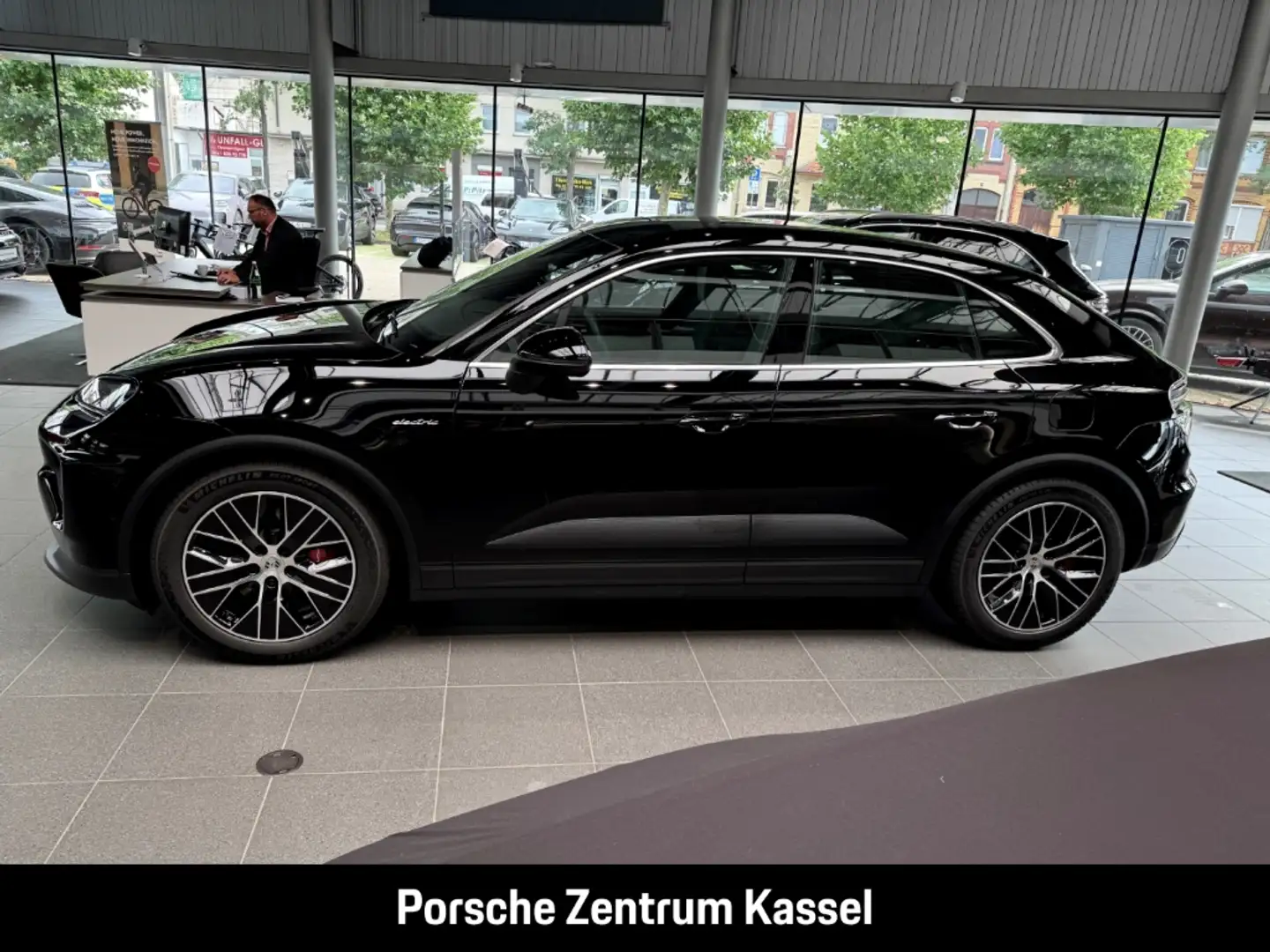 Porsche Macan Electric 4 S 4S Schwarz - 2