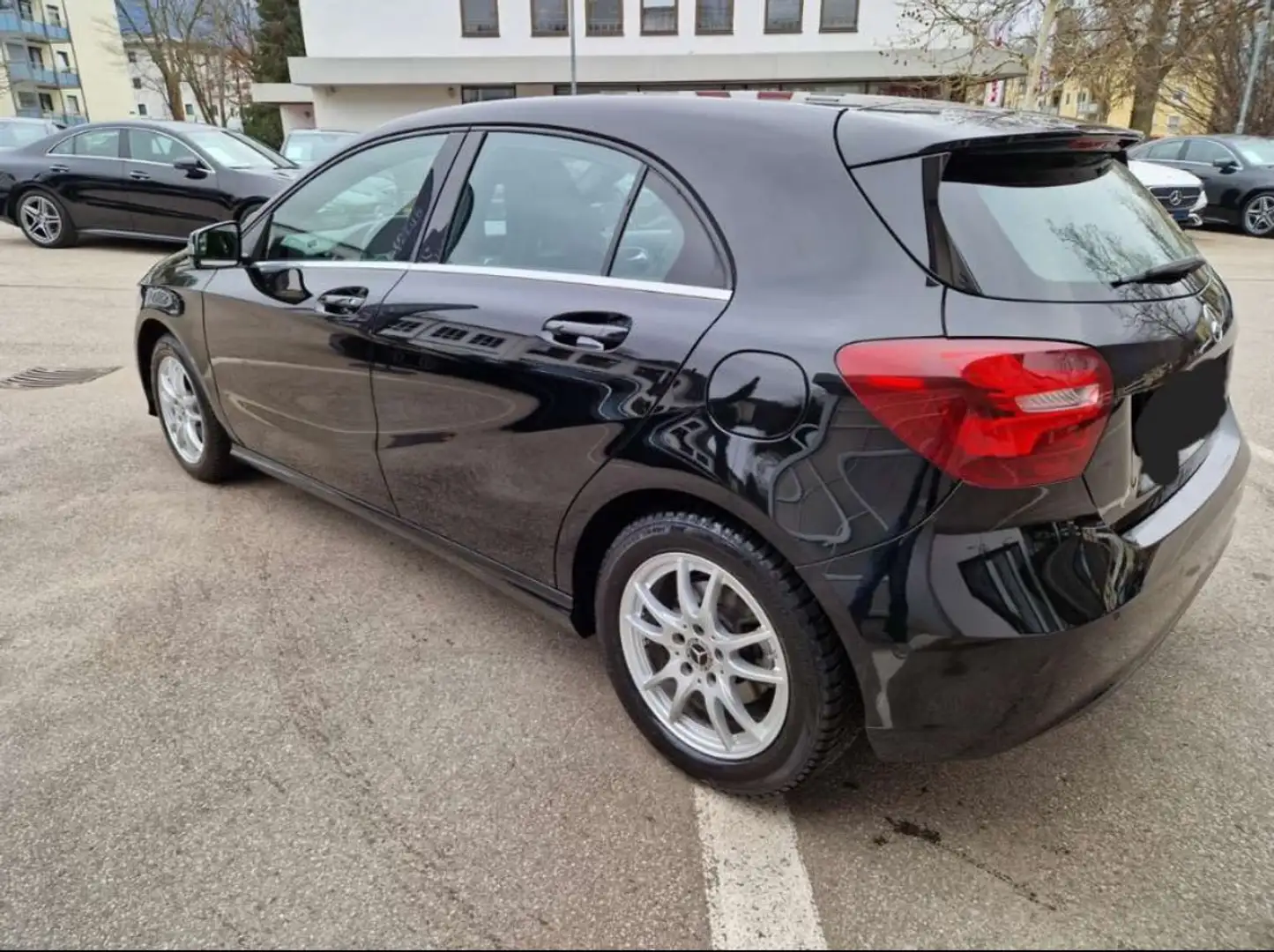 Mercedes-Benz A 180 A 180 d Austria Edition Schwarz - 2