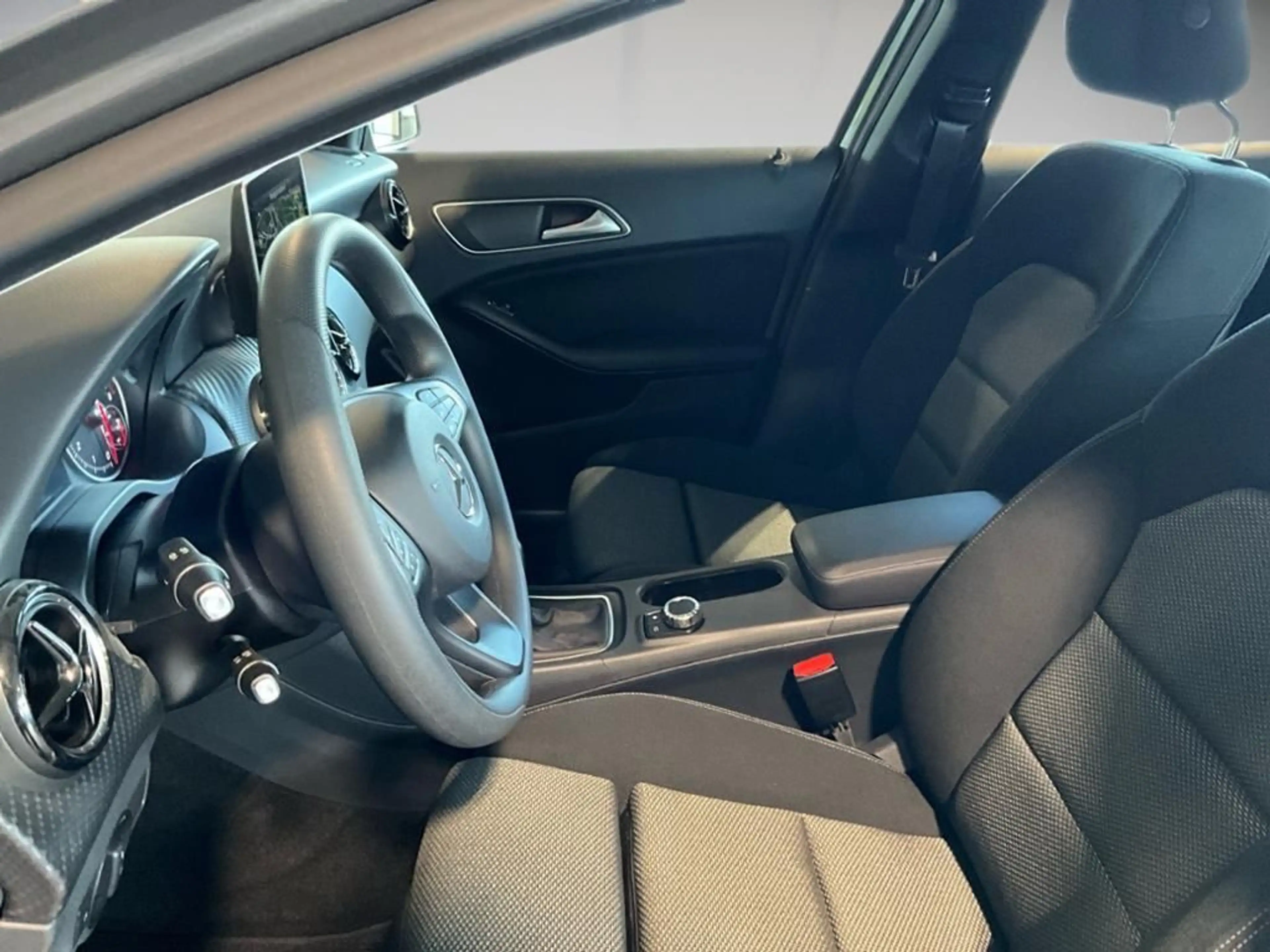 Mercedes-Benz GLA 180 Sport Utility Vehicle 360 AHK Kam. LED — photo 12
