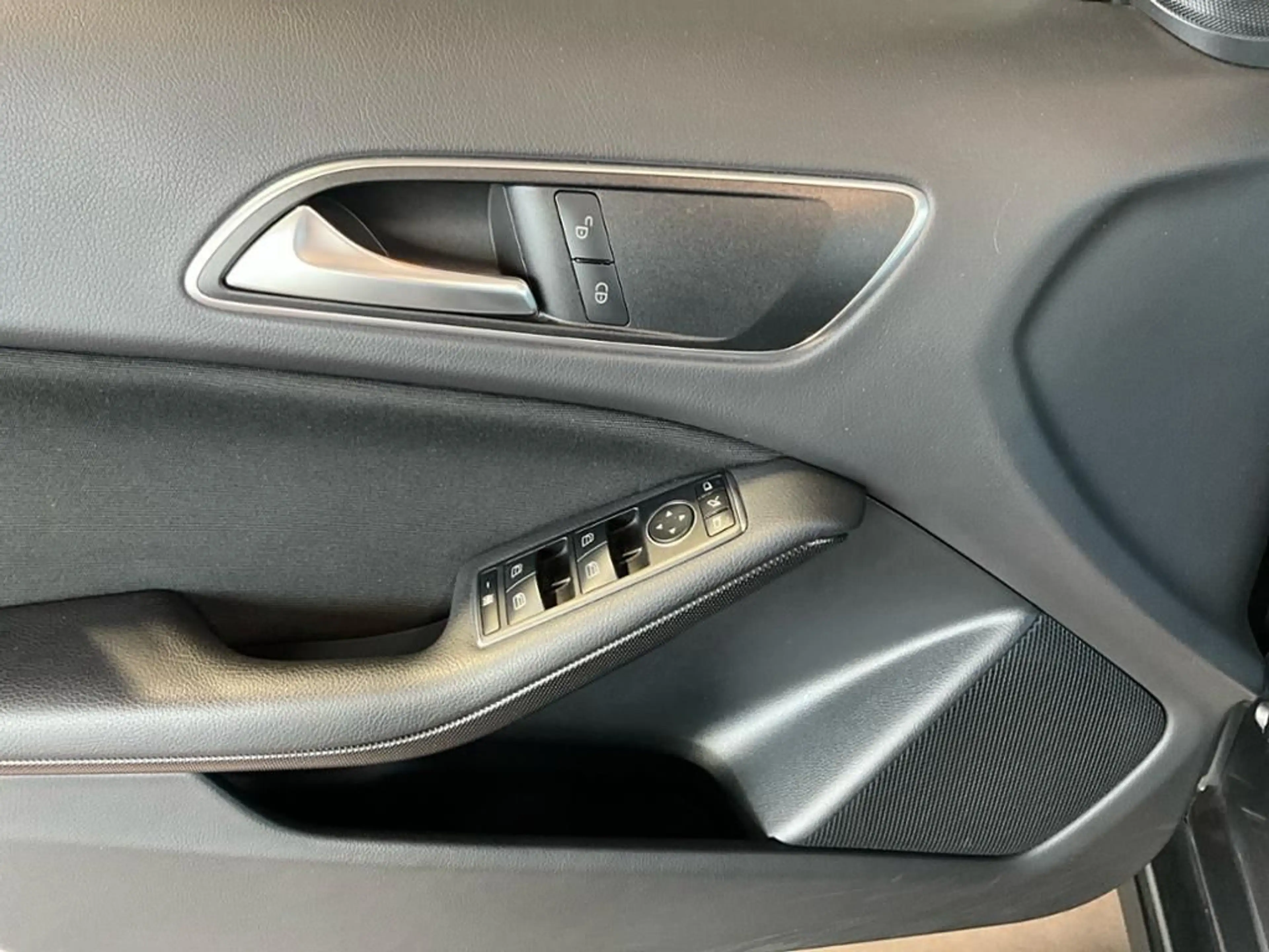 Mercedes-Benz GLA 180 Sport Utility Vehicle 360 AHK Kam. LED — photo 13