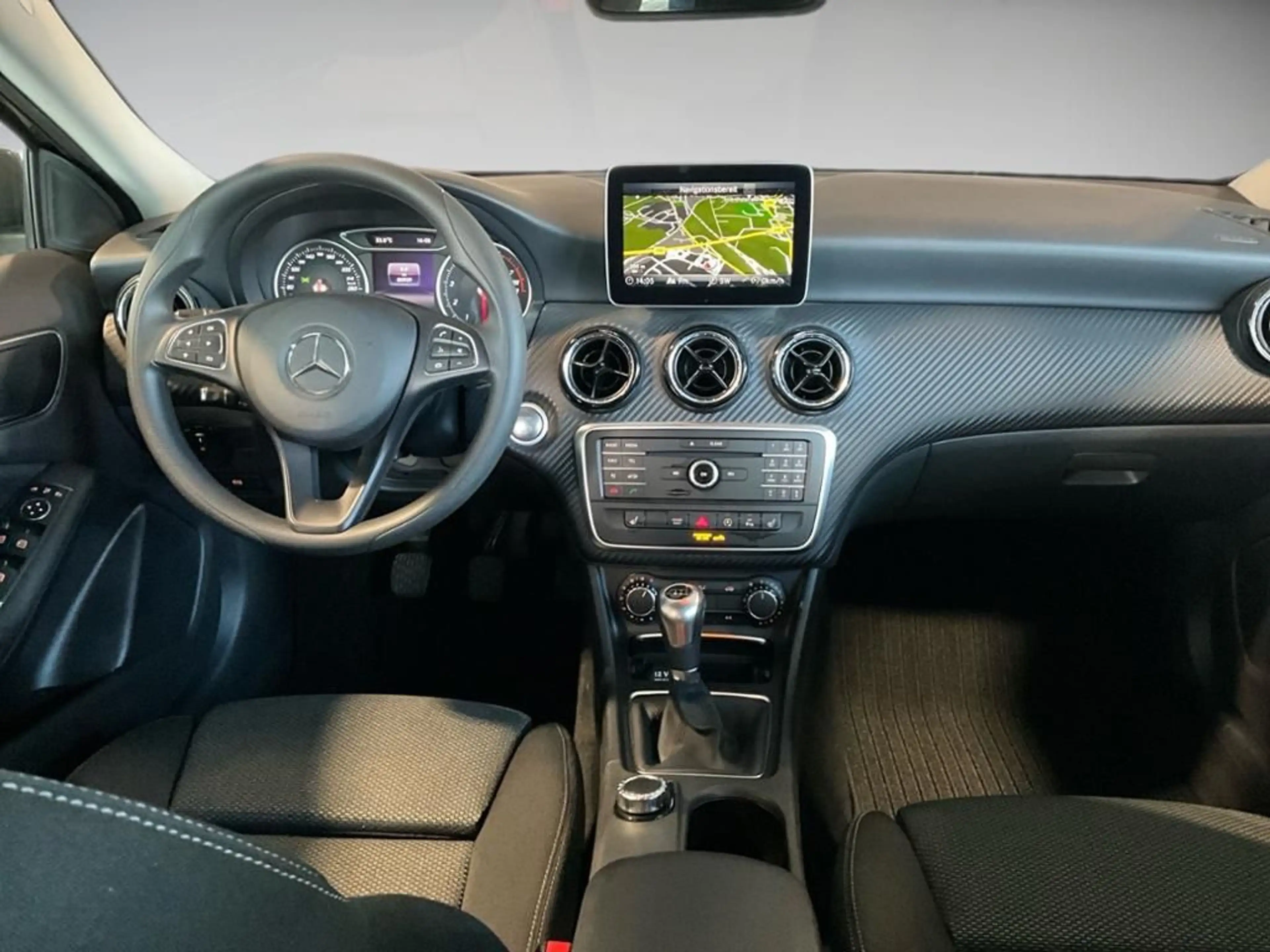 Mercedes-Benz GLA 180 Sport Utility Vehicle 360 AHK Kam. LED — photo 10