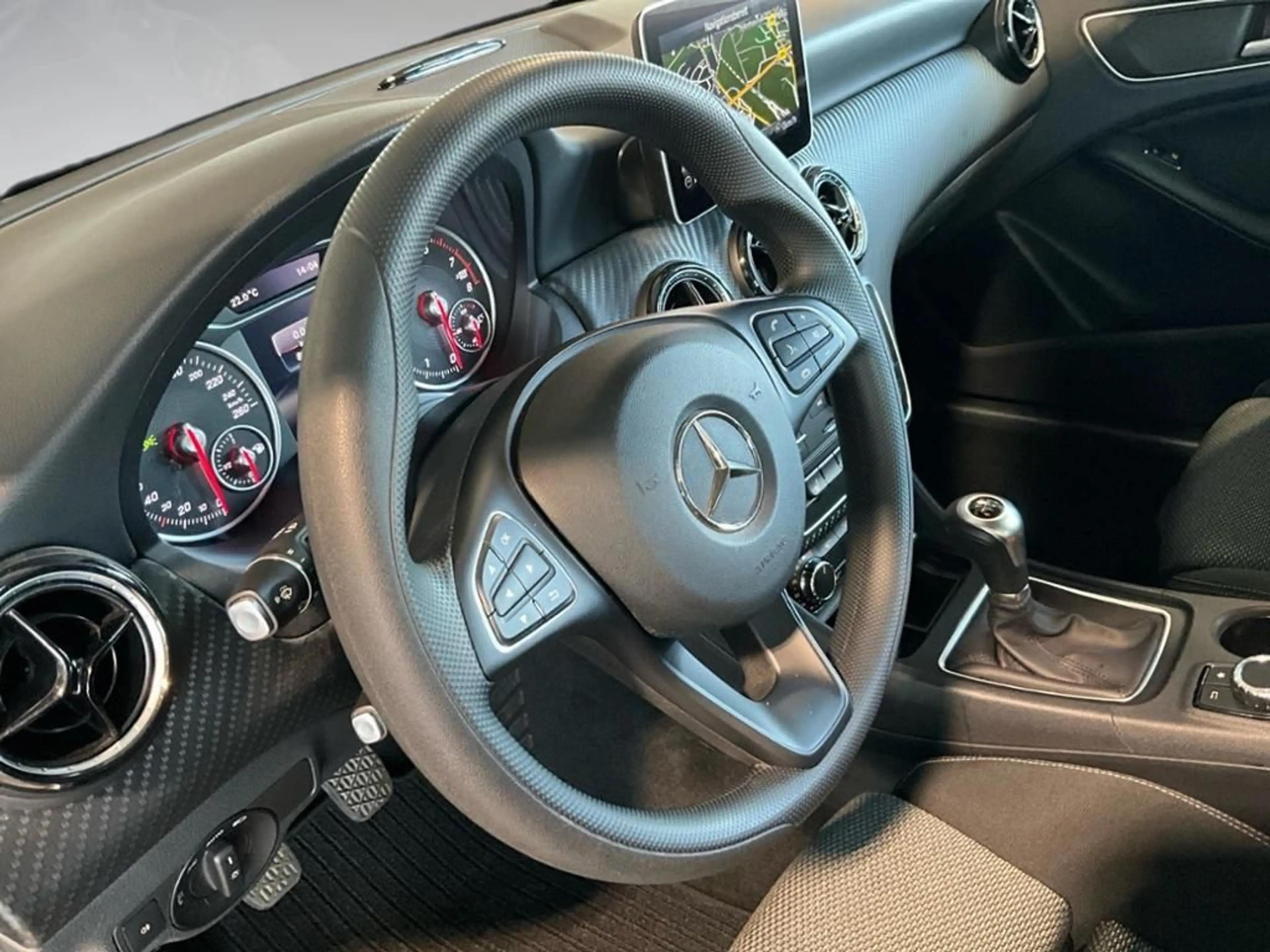 Mercedes-Benz GLA 180 Sport Utility Vehicle 360 AHK Kam. LED — photo 11
