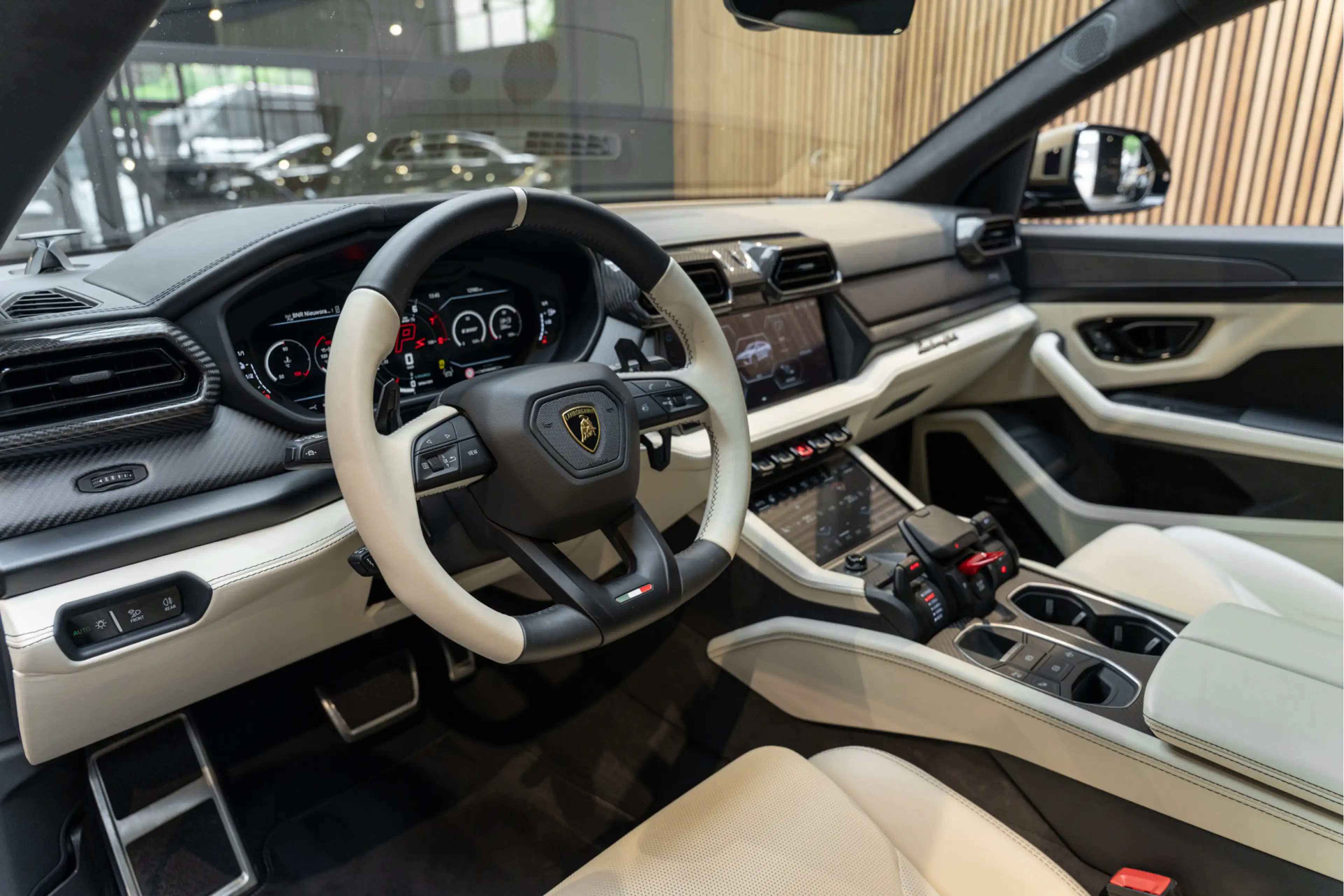 Lamborghini Urus SE Akrapovic Full PPF Carbon B&O 4.0 V8 Hybrid SE — photo 6