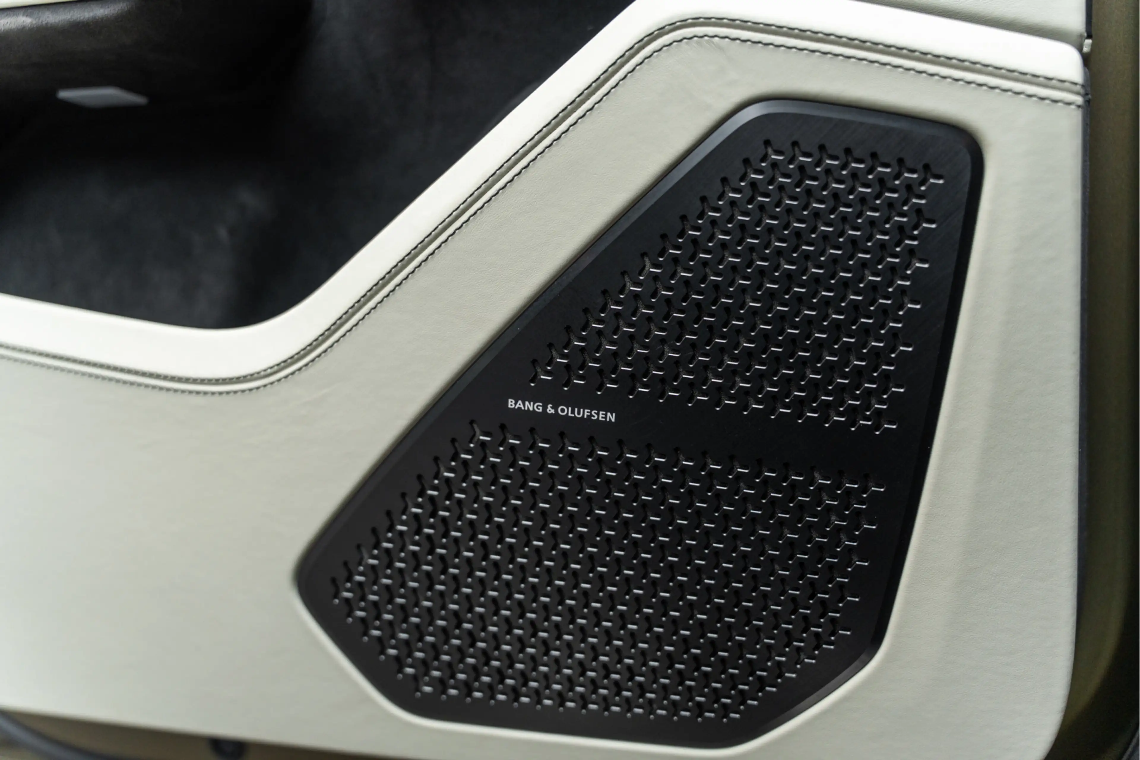 Lamborghini Urus SE Akrapovic Full PPF Carbon B&O 4.0 V8 Hybrid SE — photo 33