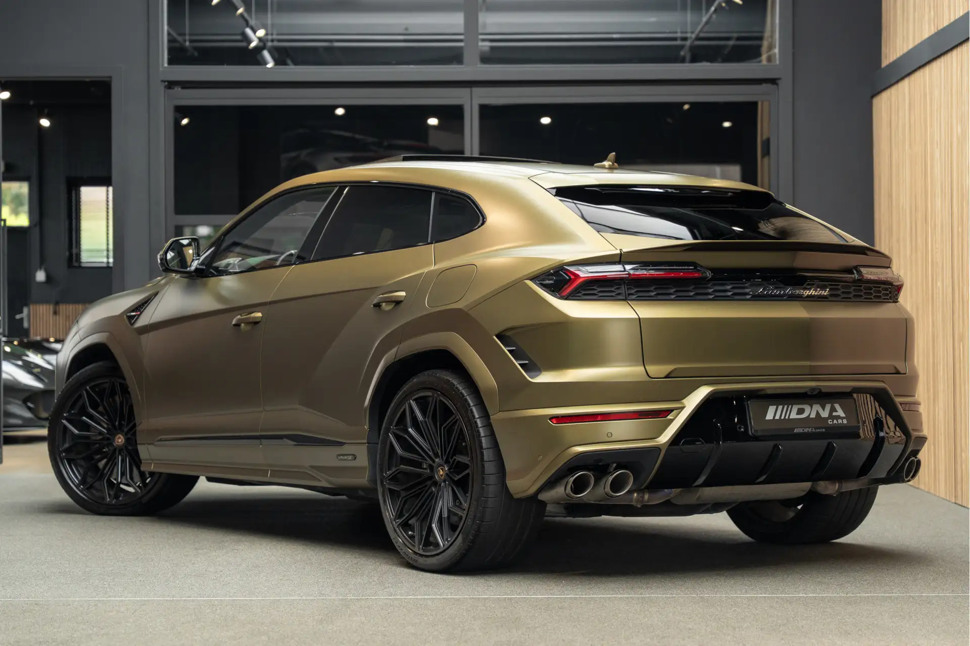 람보르기니 우루스 4.0 V8 Biturbo Plug-in Hybrid 2025 골드 사진 5