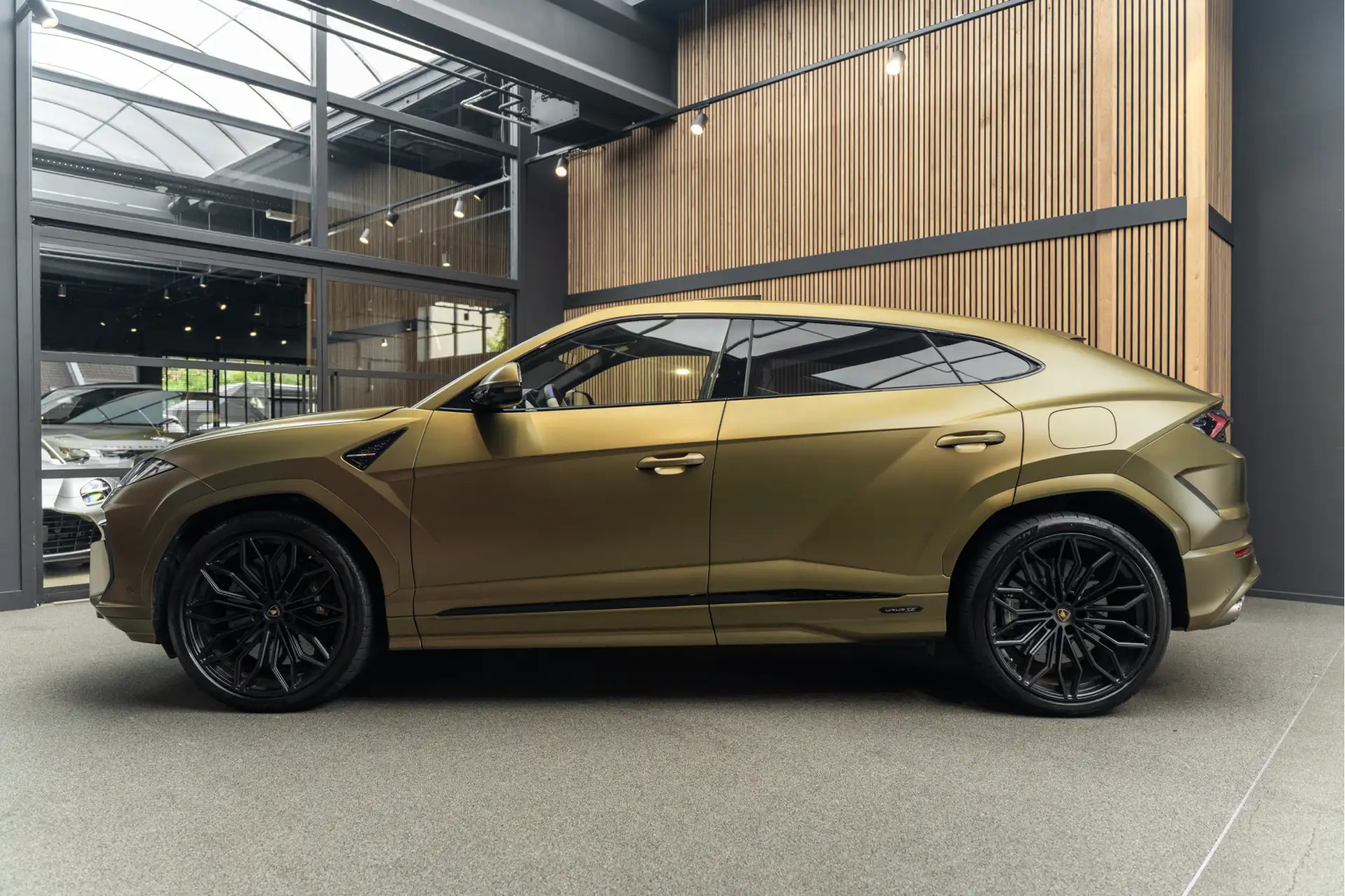 람보르기니 우루스 4.0 V8 Biturbo Plug-in Hybrid 2025 골드 사진 3
