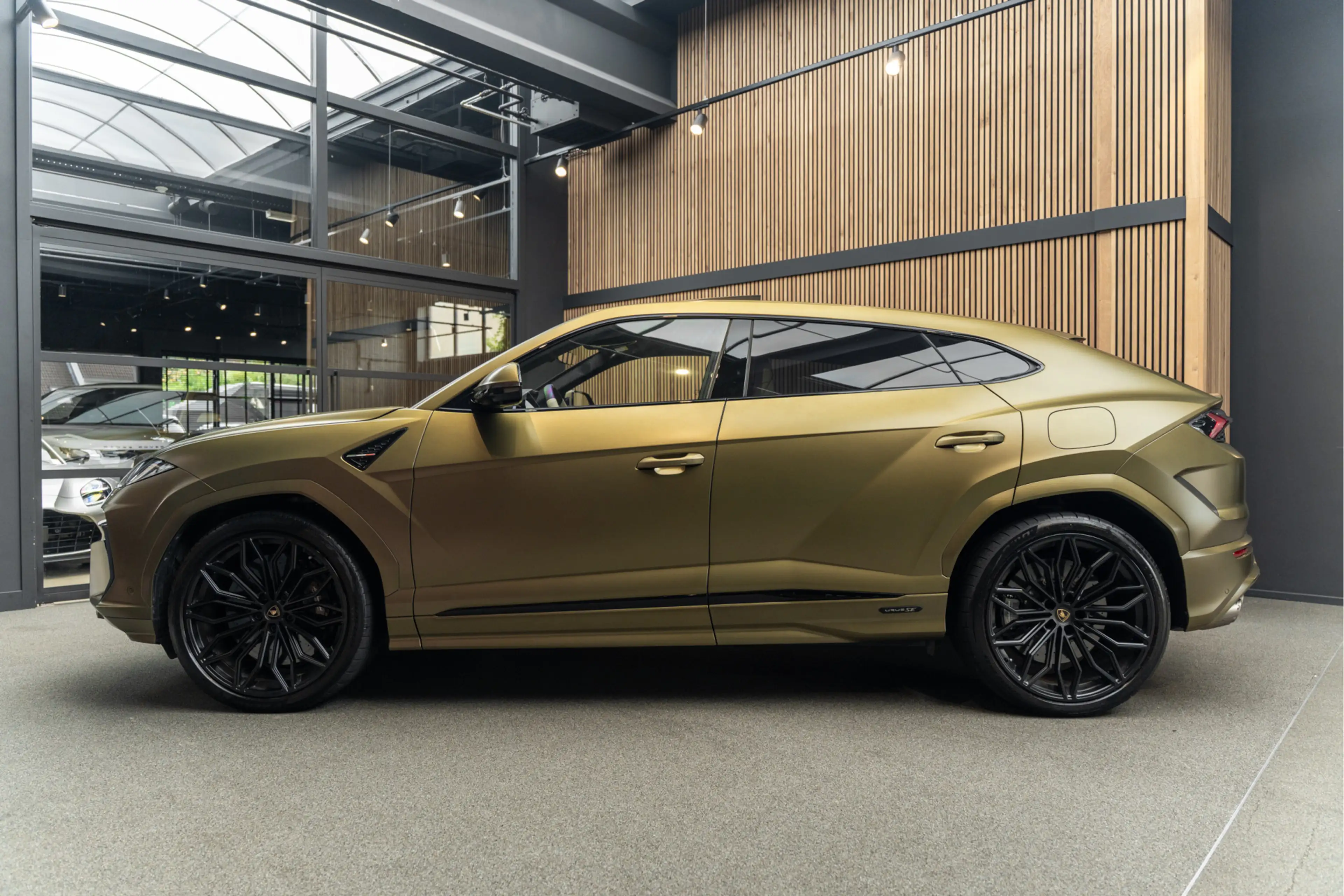 Lamborghini Urus SE Akrapovic Full PPF Carbon B&O 4.0 V8 Hybrid SE — photo 3