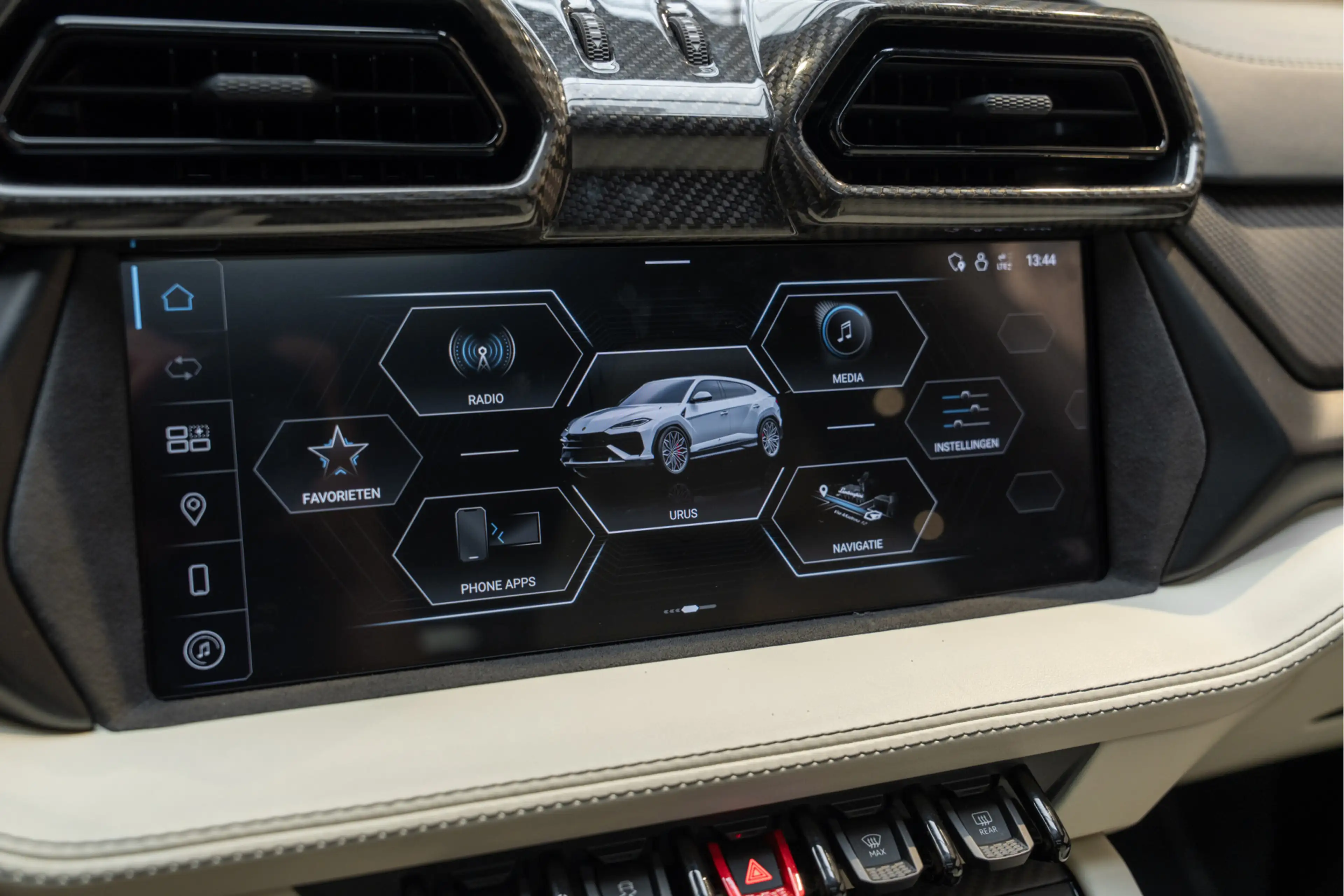 Lamborghini Urus SE Akrapovic Full PPF Carbon B&O 4.0 V8 Hybrid SE — photo 47