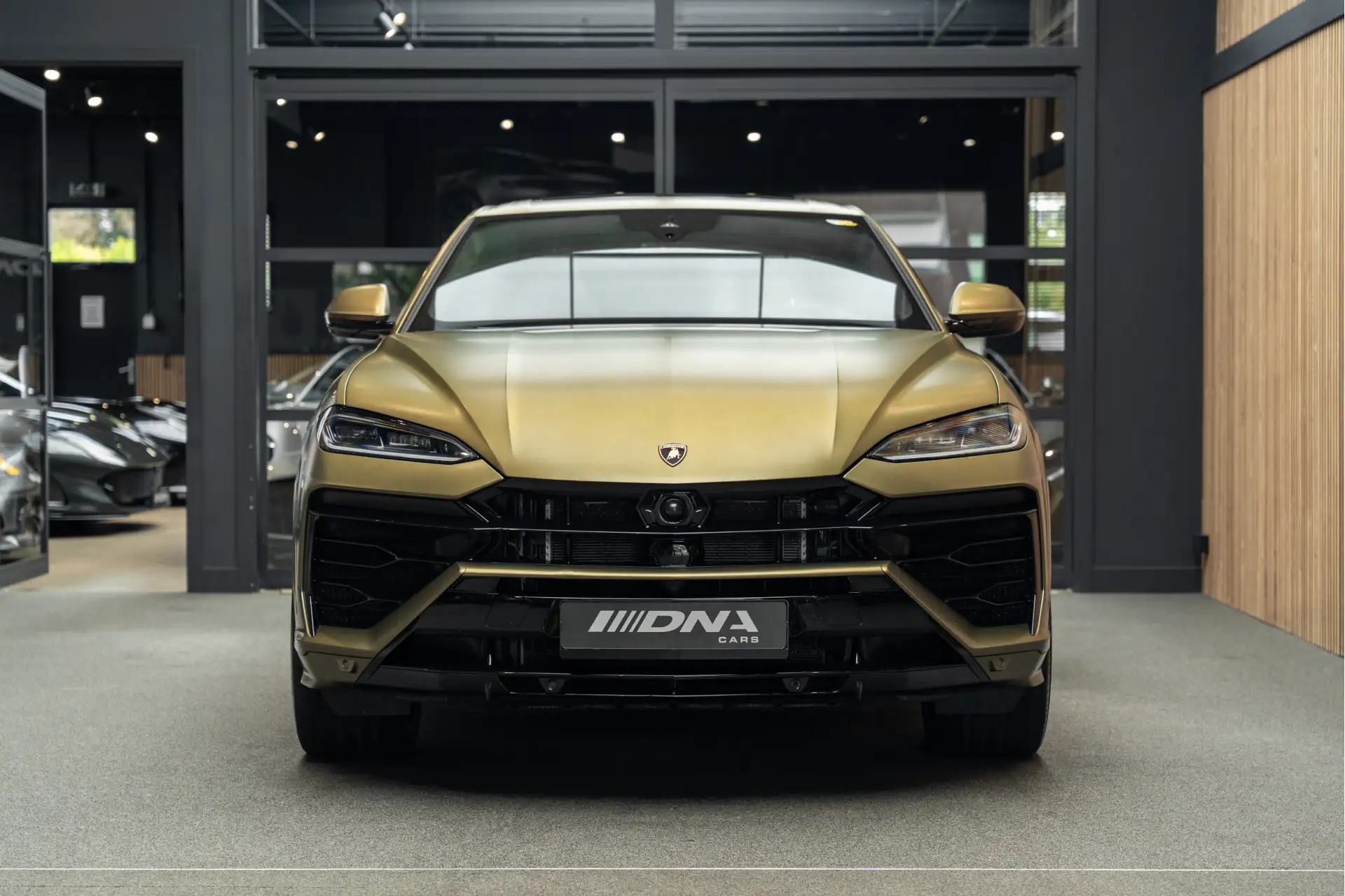 람보르기니 우루스 4.0 V8 Biturbo Plug-in Hybrid 2025 골드 사진 2