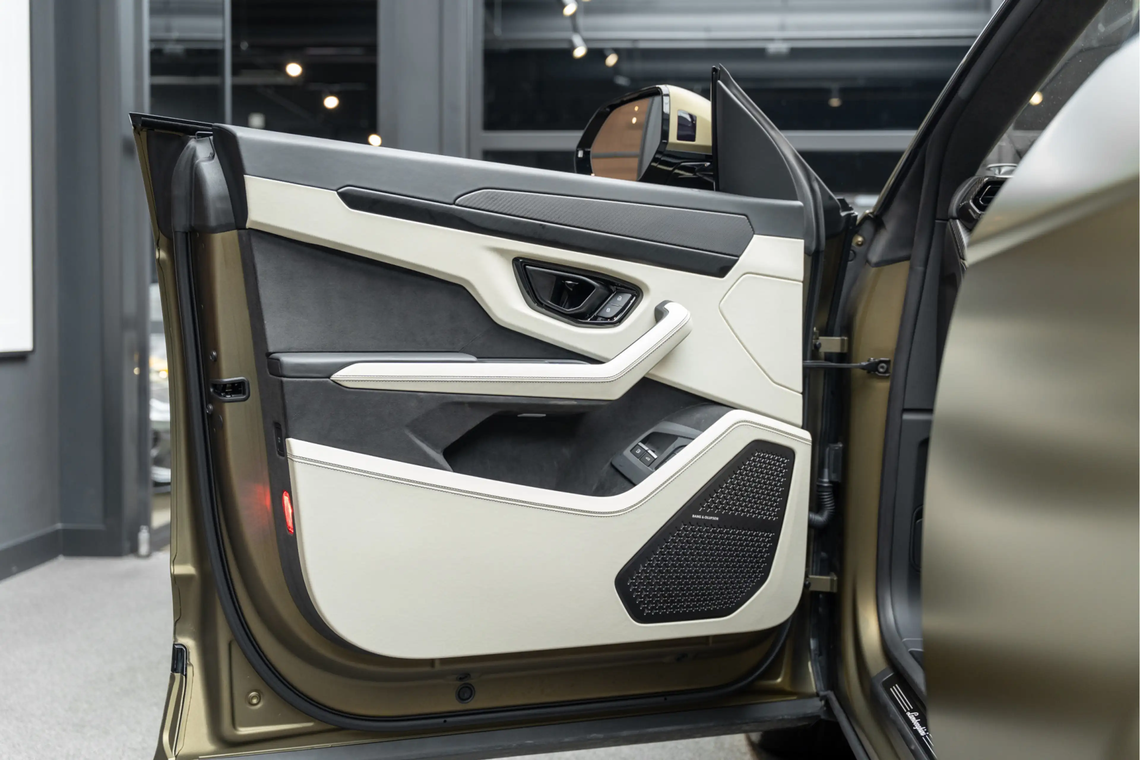 Lamborghini Urus SE Akrapovic Full PPF Carbon B&O 4.0 V8 Hybrid SE — photo 29