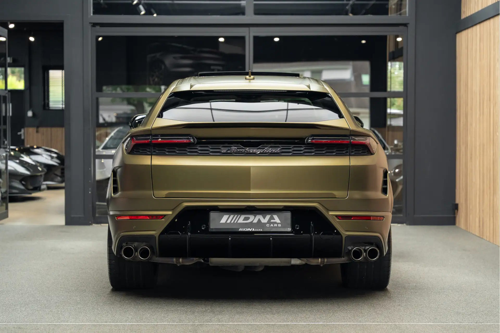 람보르기니 우루스 4.0 V8 Biturbo Plug-in Hybrid 2025 골드 사진 4