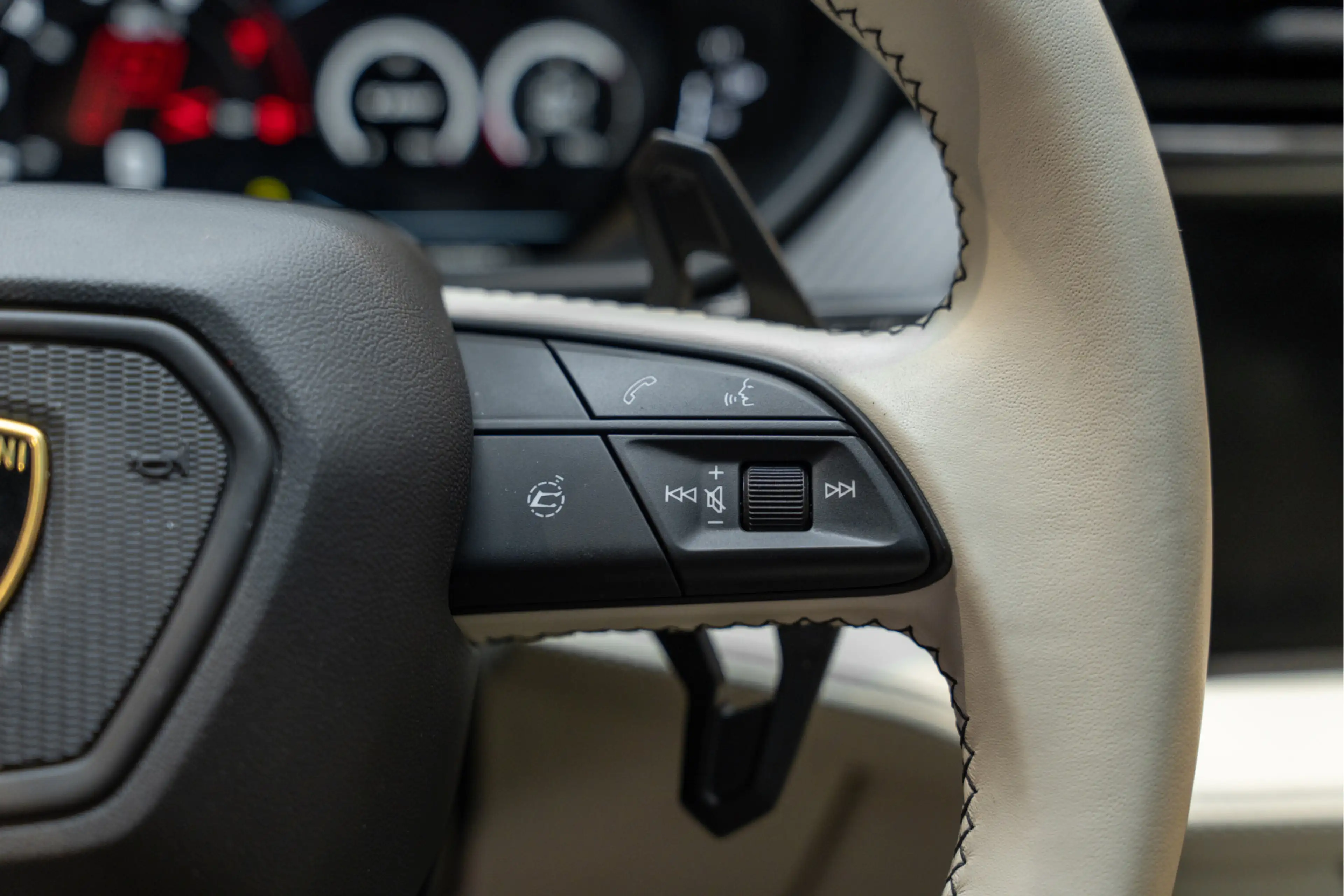 Lamborghini Urus SE Akrapovic Full PPF Carbon B&O 4.0 V8 Hybrid SE — photo 39