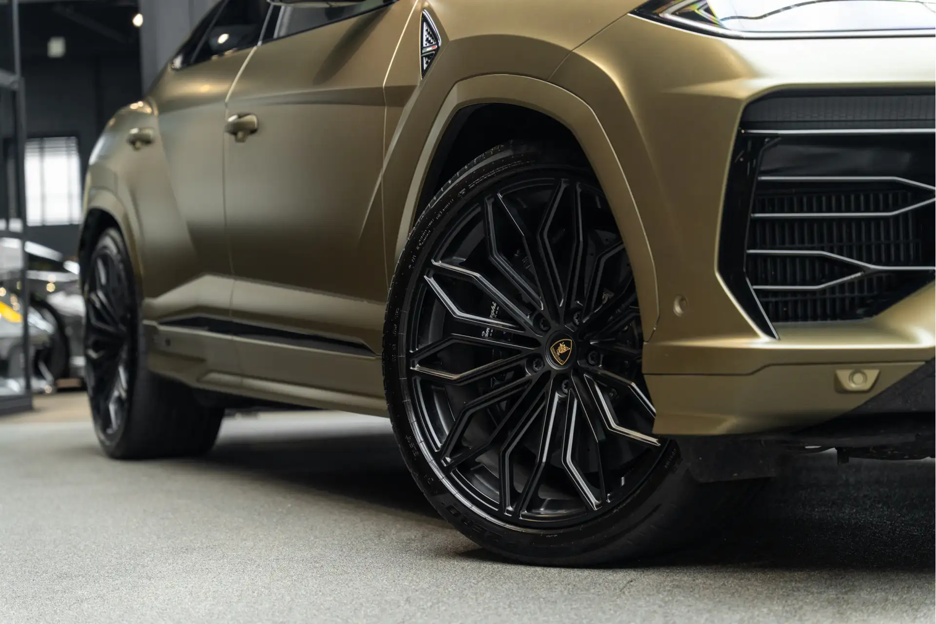 람보르기니 우루스 4.0 V8 Biturbo Plug-in Hybrid 2025 골드 사진 8