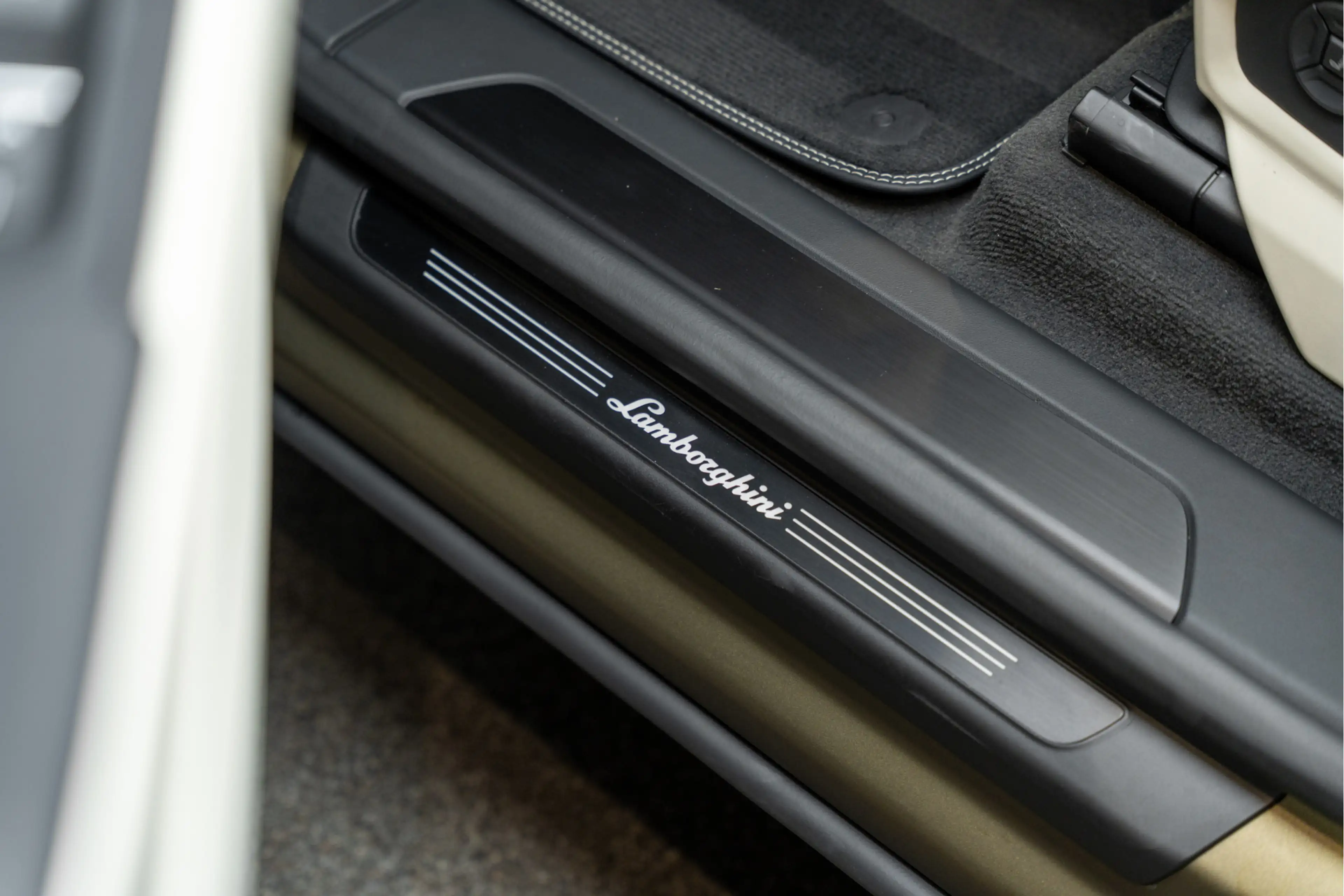 Lamborghini Urus SE Akrapovic Full PPF Carbon B&O 4.0 V8 Hybrid SE — photo 34
