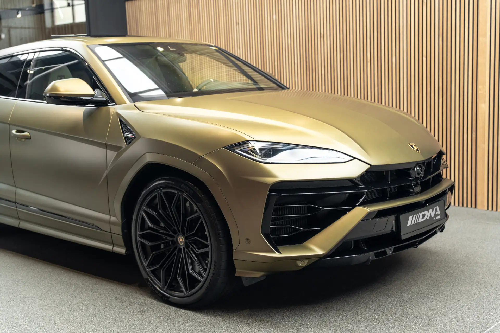 람보르기니 우루스 4.0 V8 Biturbo Plug-in Hybrid 2025 골드 사진 6