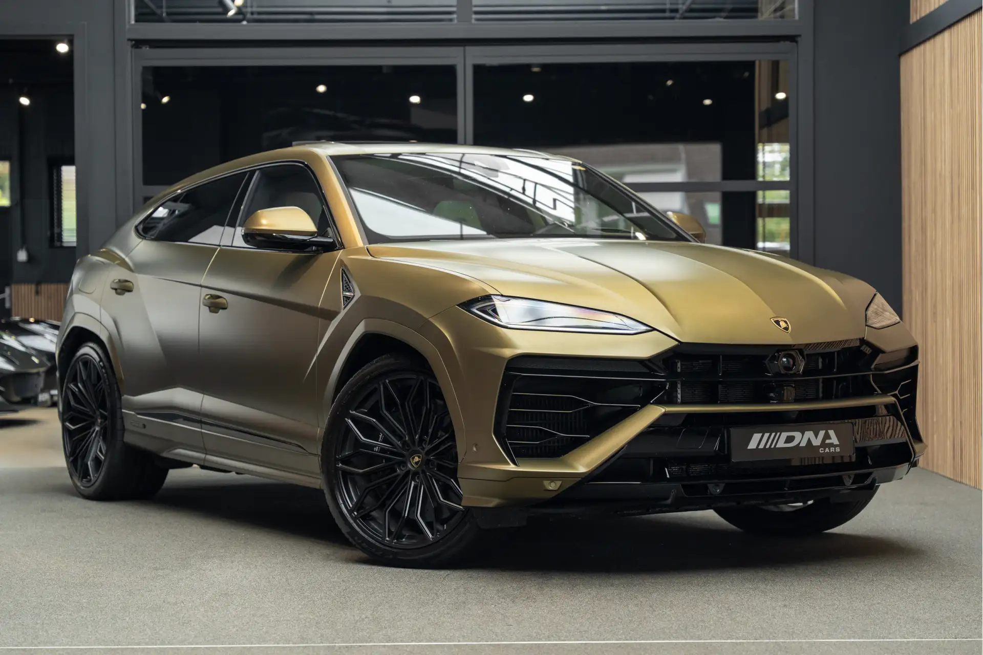 람보르기니 우루스 4.0 V8 Biturbo Plug-in Hybrid 2025 골드 사진 1