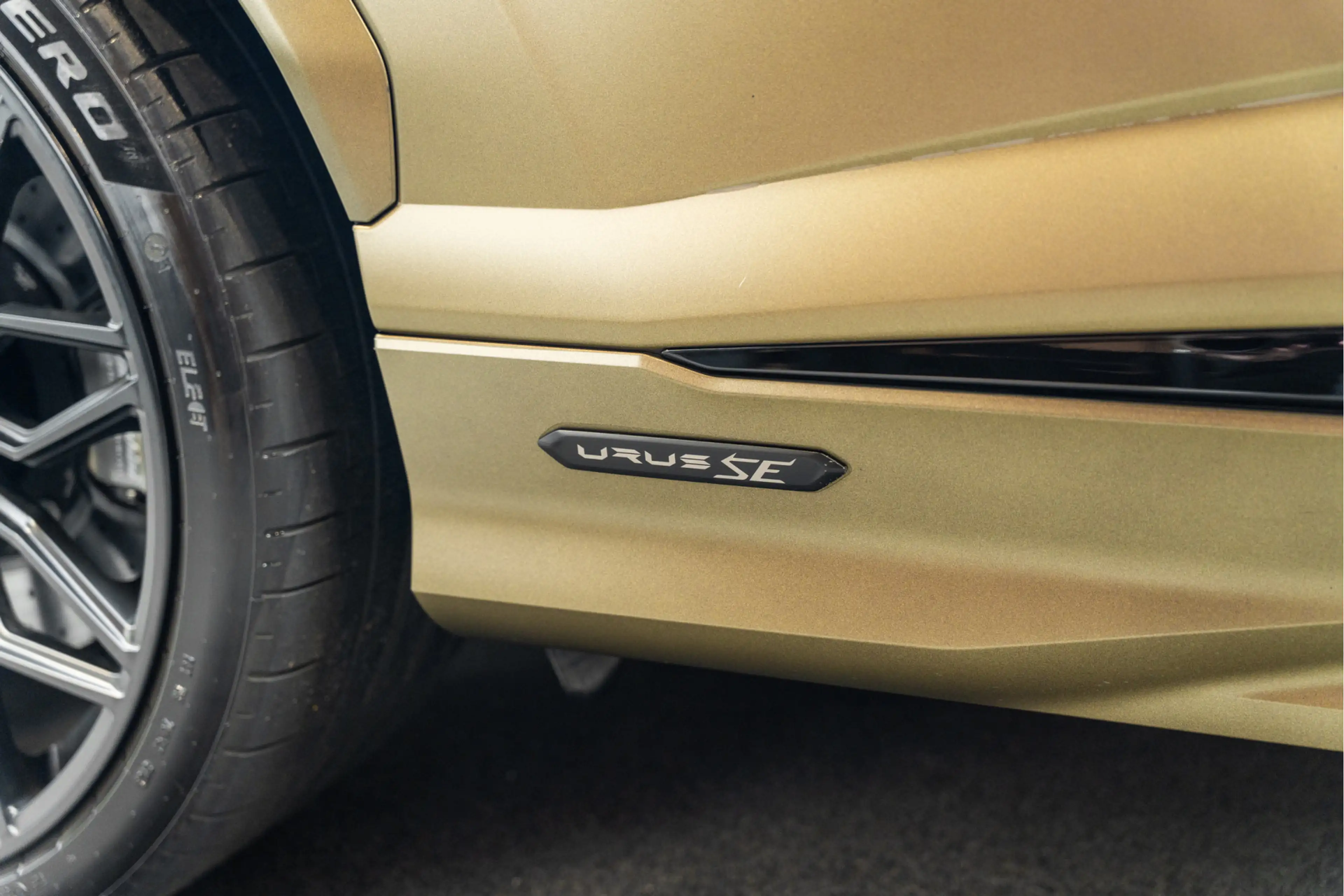 Lamborghini Urus SE Akrapovic Full PPF Carbon B&O 4.0 V8 Hybrid SE — photo 17