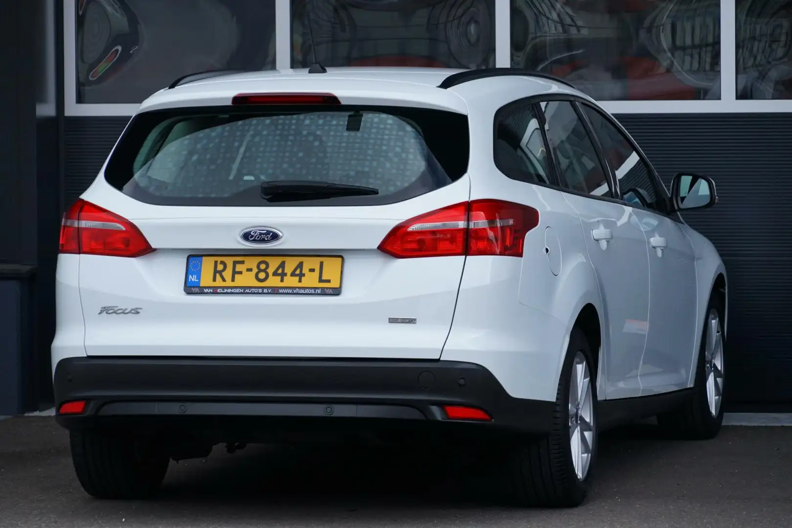Ford Focus Wagon 1.0 Lease Edition, NL, CarPlay, PDC, cruise Weiß - 2