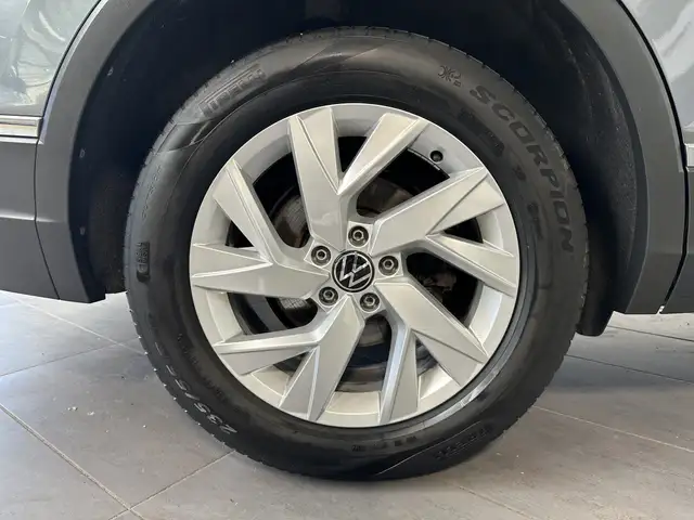 Volkswagen Tiguan Allspace view 3
