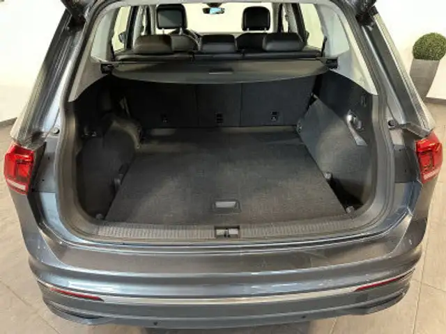 Volkswagen Tiguan Allspace view 6